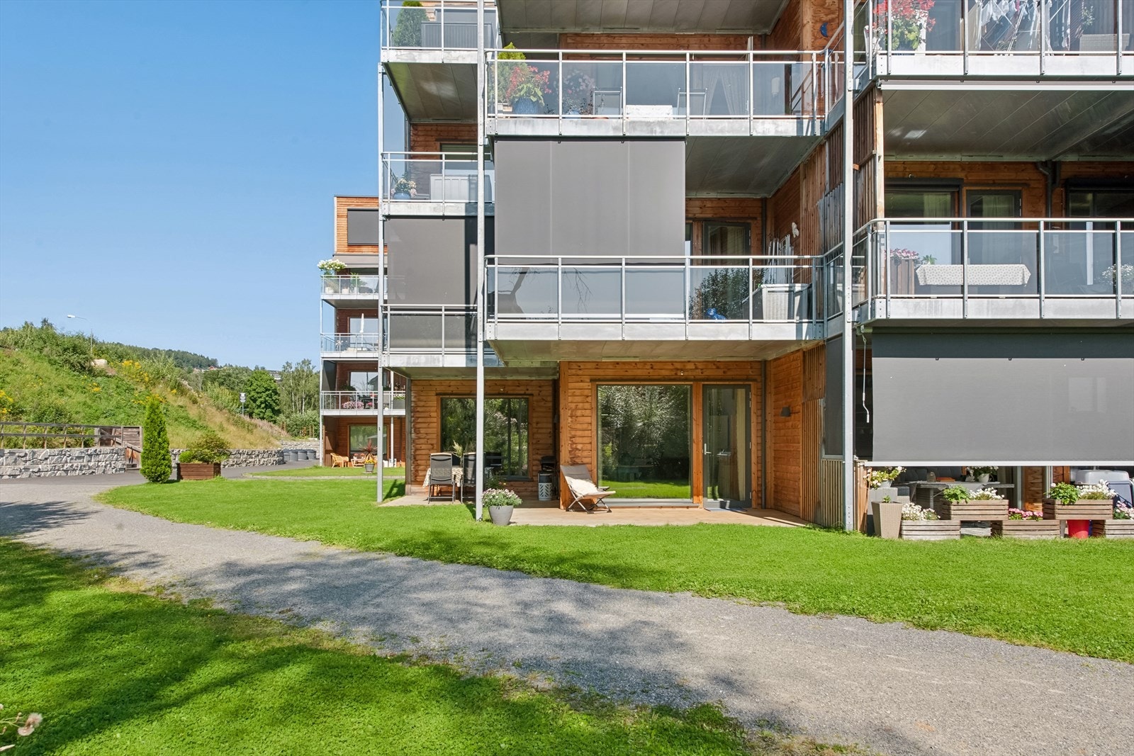 Fine uteplasser med gode solforhold. Galleribilde