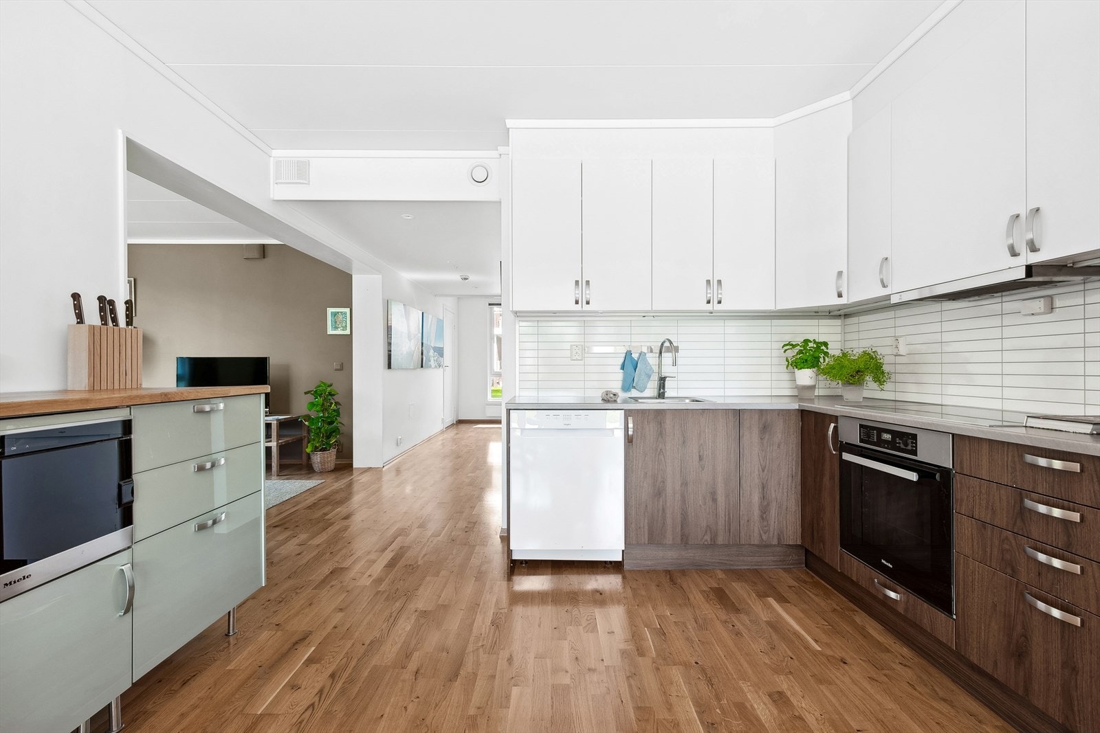 Kjøkken med delikat og moderne innredning. Galleribilde