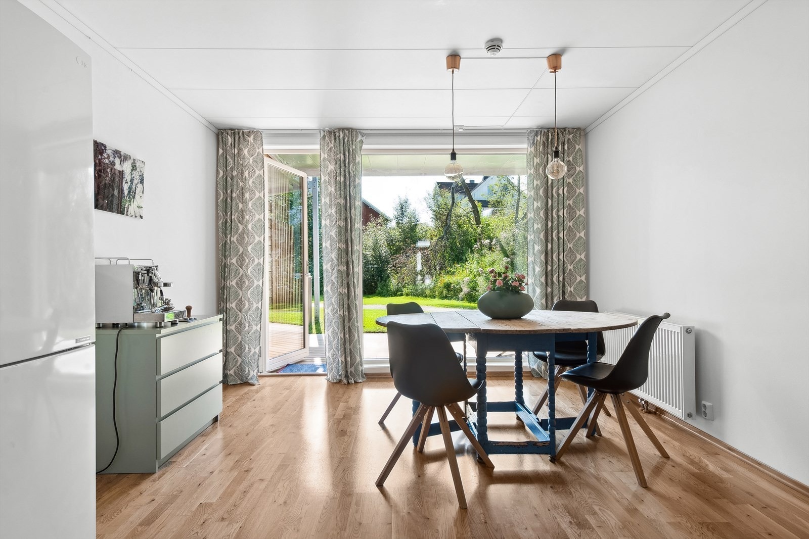 Man får godt med naturlig lys til matlagingen. Galleribilde