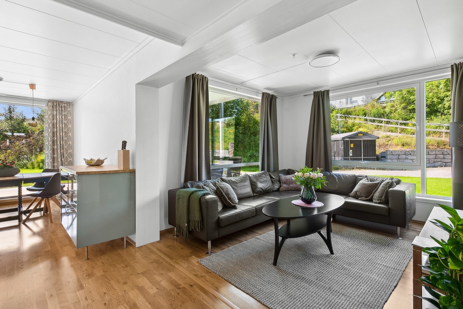 Stuen er beliggende i åpen løsning til kjøkken. Galleribilde