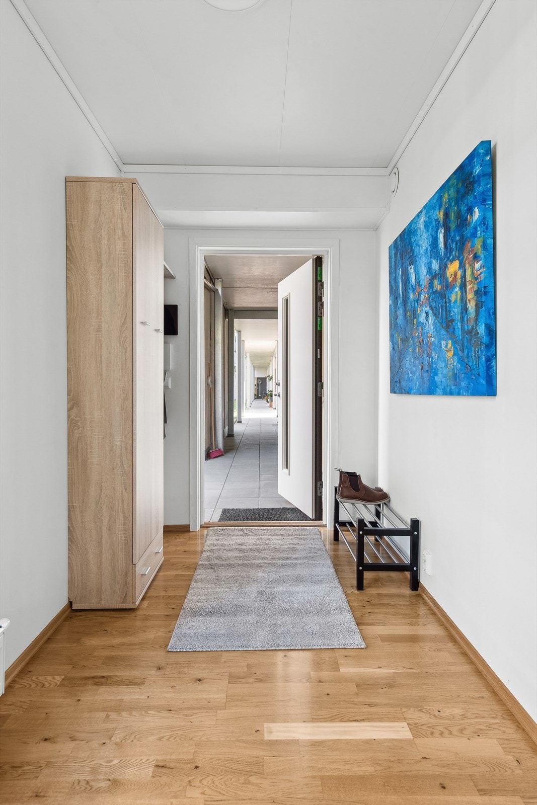 På innsiden venter en lys gang med god plass for oppbevaring av yttertøy. Galleribilde