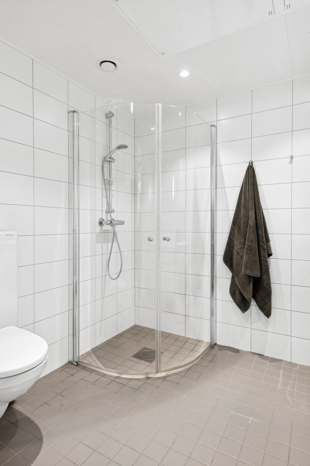 Rommet er innredet med toalett, dusjhjørne, servant, speil og opplegg for vaskemaskin. Galleribilde