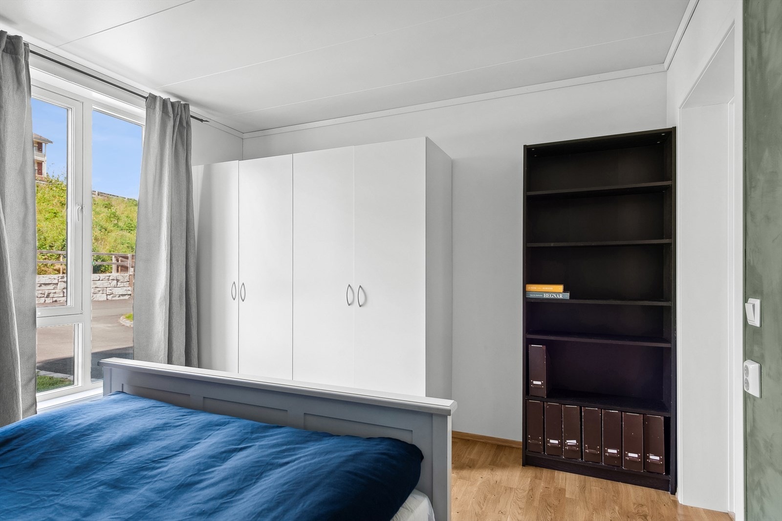 Rommet har god plass for seng, tilhørende møblement og garderobeskap. Galleribilde