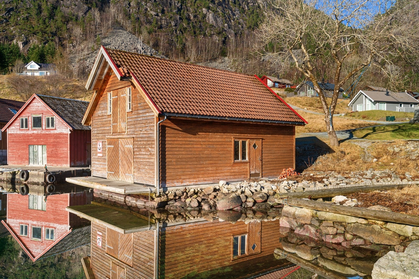 Eiendommen har eget naust med båtstø Galleribilde