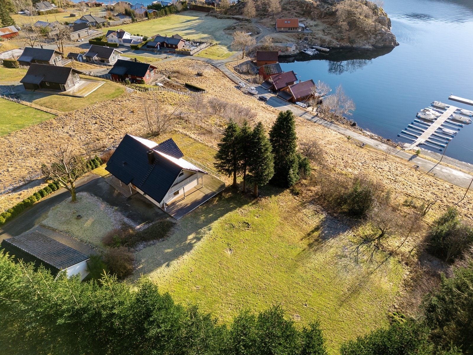 Boligen har stor hage Galleribilde