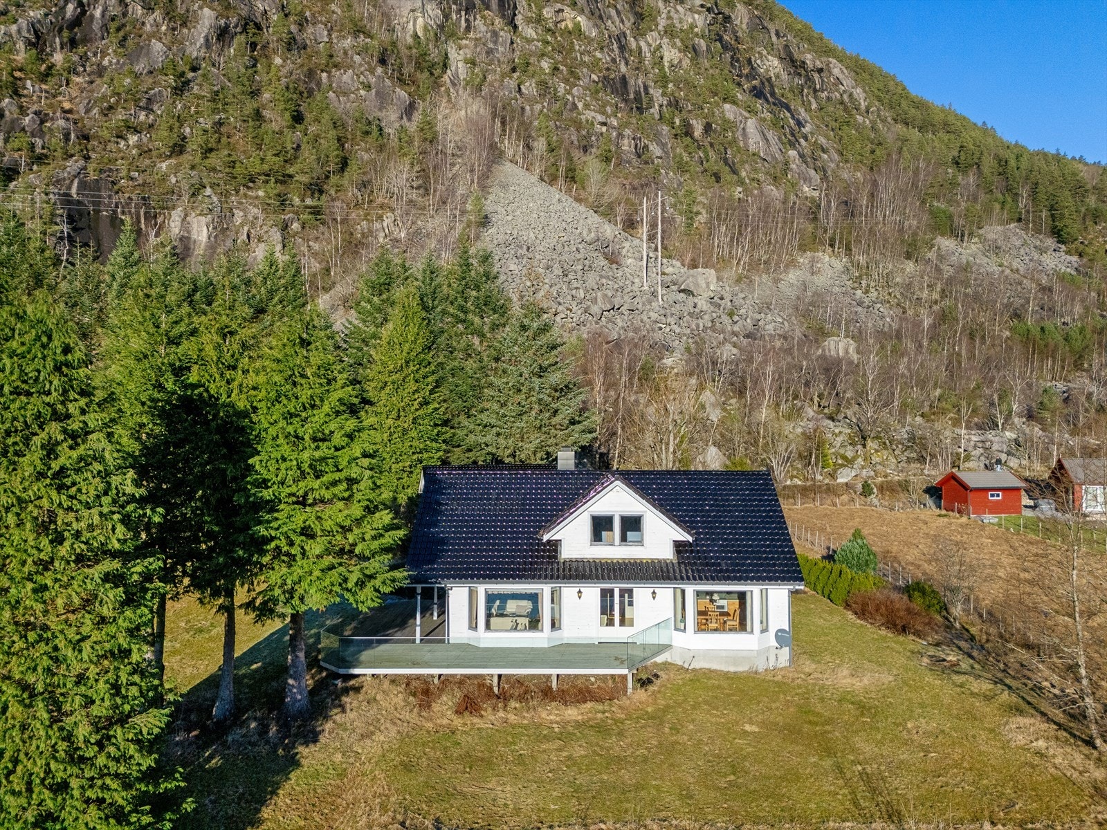 Eneboligen er bygget i 1993, uten at det gjort noen oppgraderinger siden byggeår Galleribilde