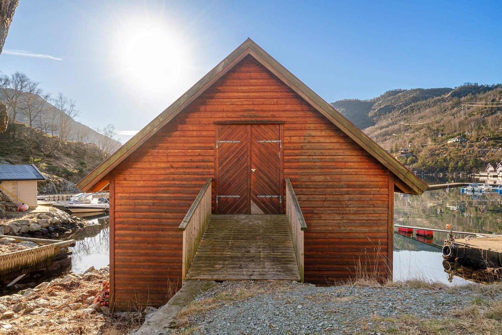 Naust over to etasjer Galleribilde