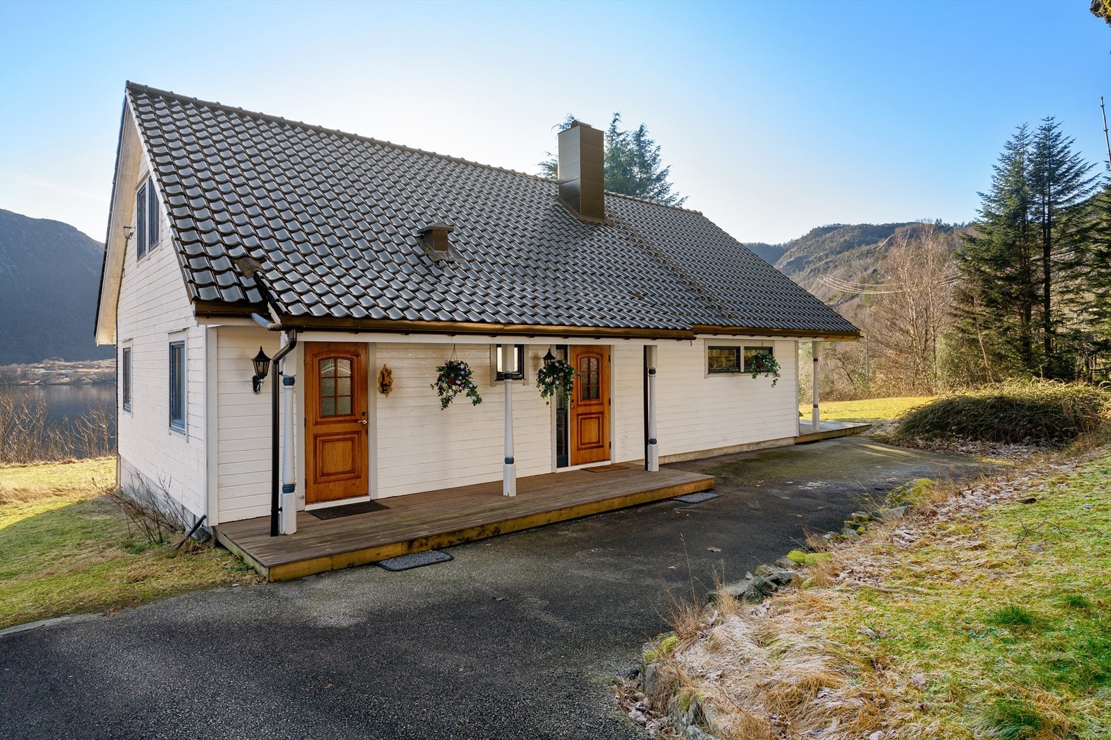 Inngangsparti på boligen med hovedinngang og bi-inngang til vaskerom Galleribilde