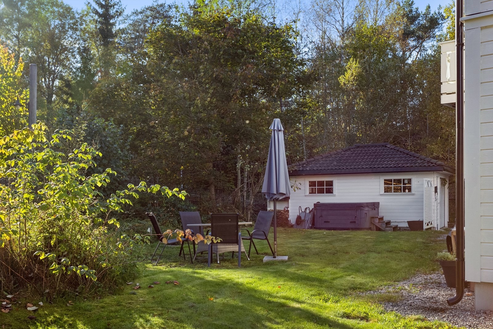 Eiendommen har en usjenert og fin beliggenhet. Tomten ligger høyt i terrenget og er delvis plan og delvis skrånet mot nordøst. Galleribilde