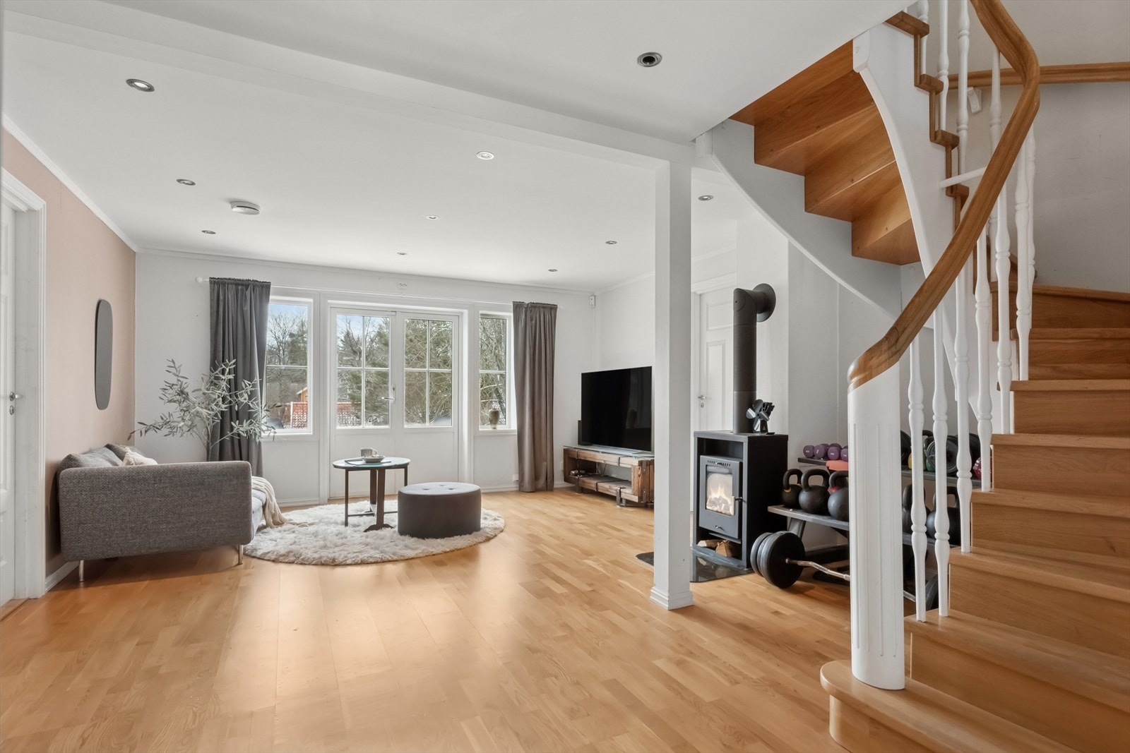 I boligens første etasje finner du en ekstra stue, som er praktisk ved besøk eller ungdommer i hus. Galleribilde