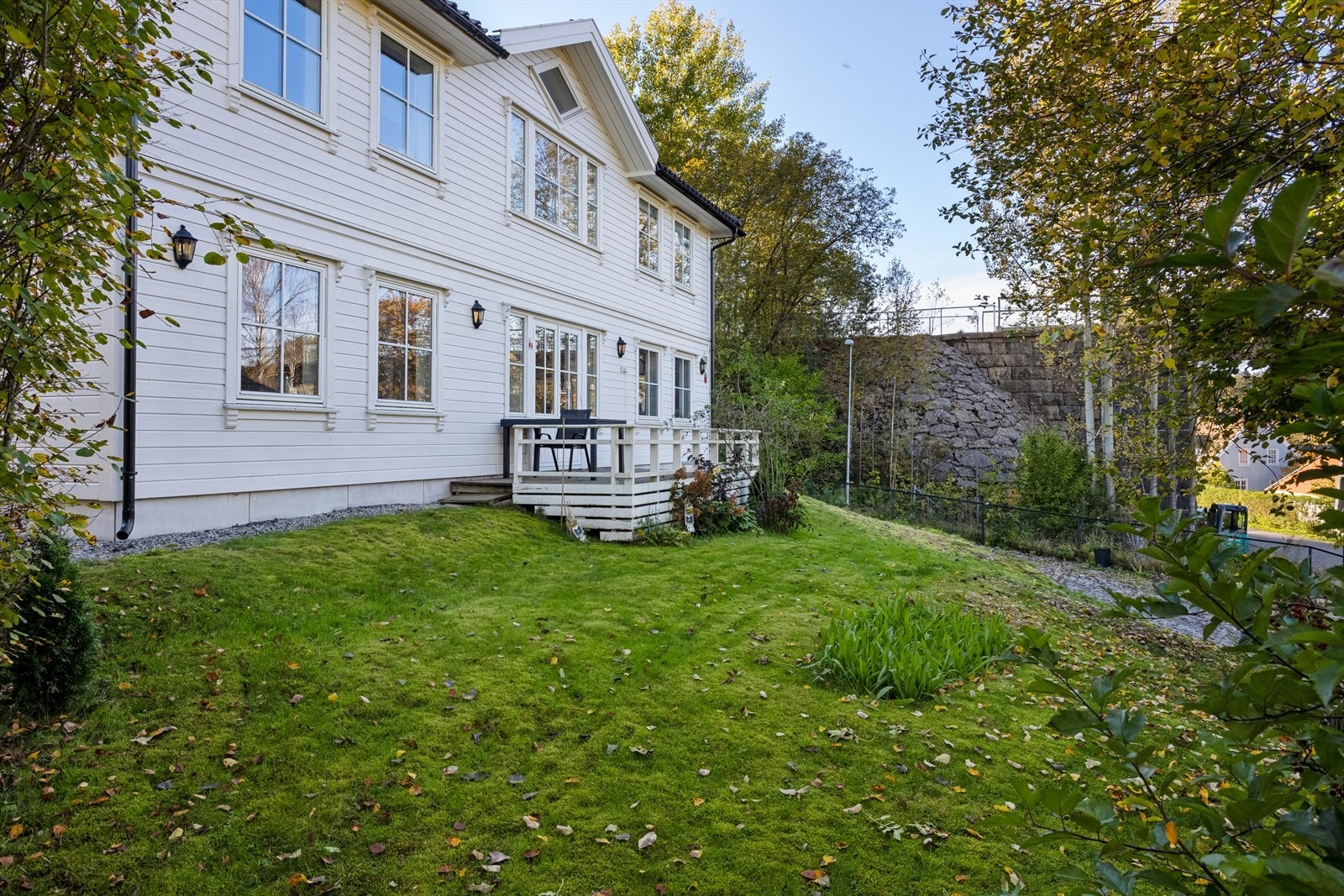 Boligen ligger usjenert og fint til. Galleribilde