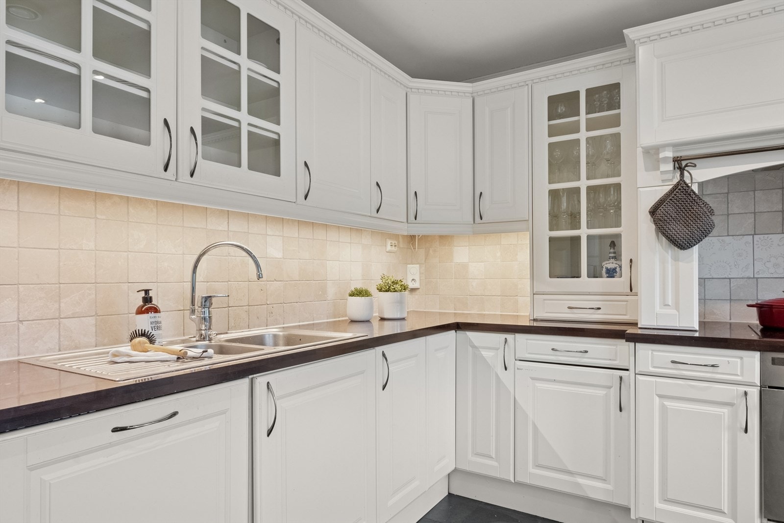 Videre har kjøkkenet plass til integrerte hvitevarer som; stekeovn, koketopp, oppvaskmaskin og avsatt plass til dobbelt kjøleskap. Se pkt. innbo og løsøre for nærmere informasjon om hvilken hvitevarer som medfølger. Galleribilde