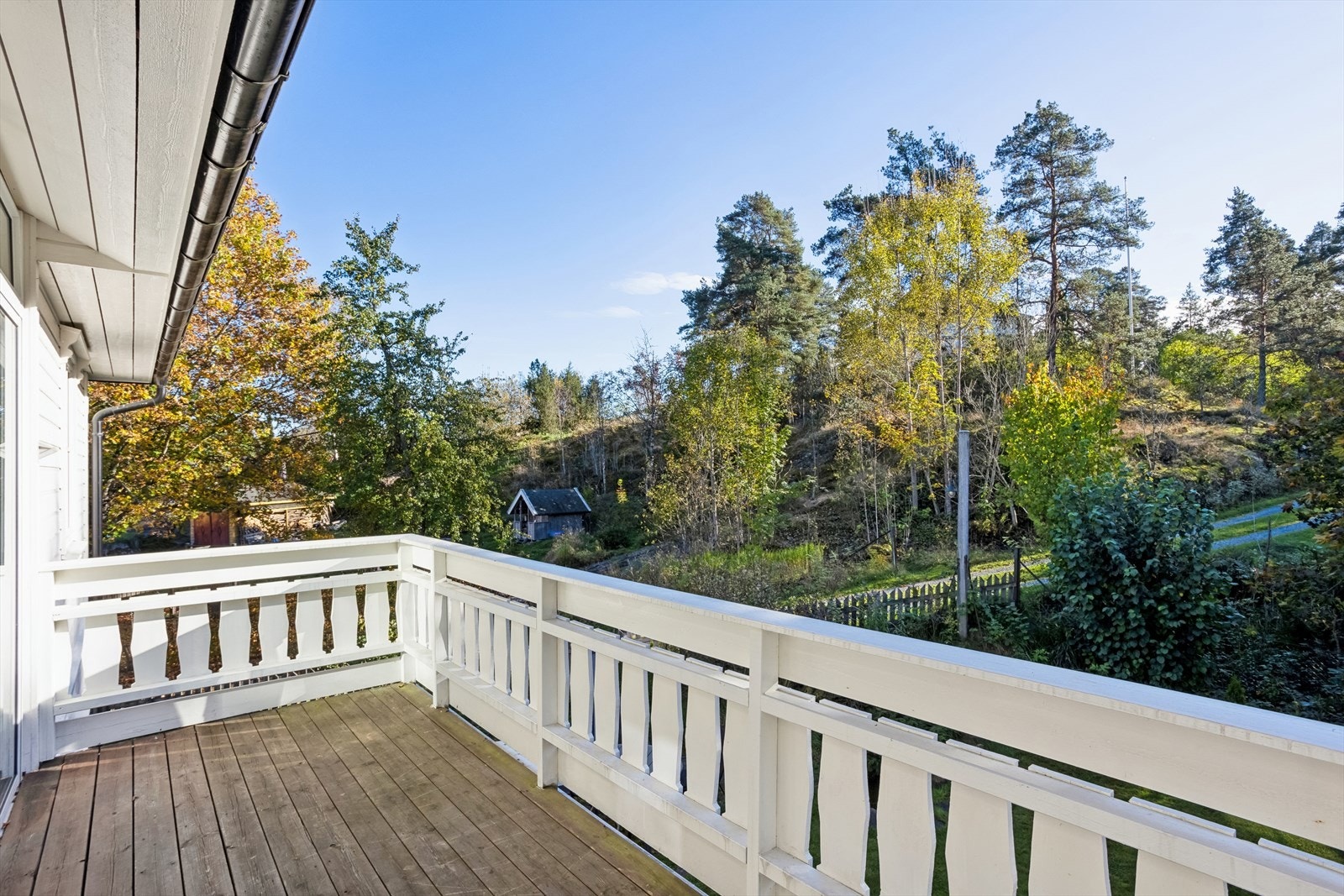 Terrassen i andre etasje, blitt utvidet enn det som fremkommer av godkjente tegninger. Dette er et søknadspliktig tiltak, som ikke er søkt om eller godkjent hos kommunen, Se pkt. ferdigattest for mer informasjon. Galleribilde