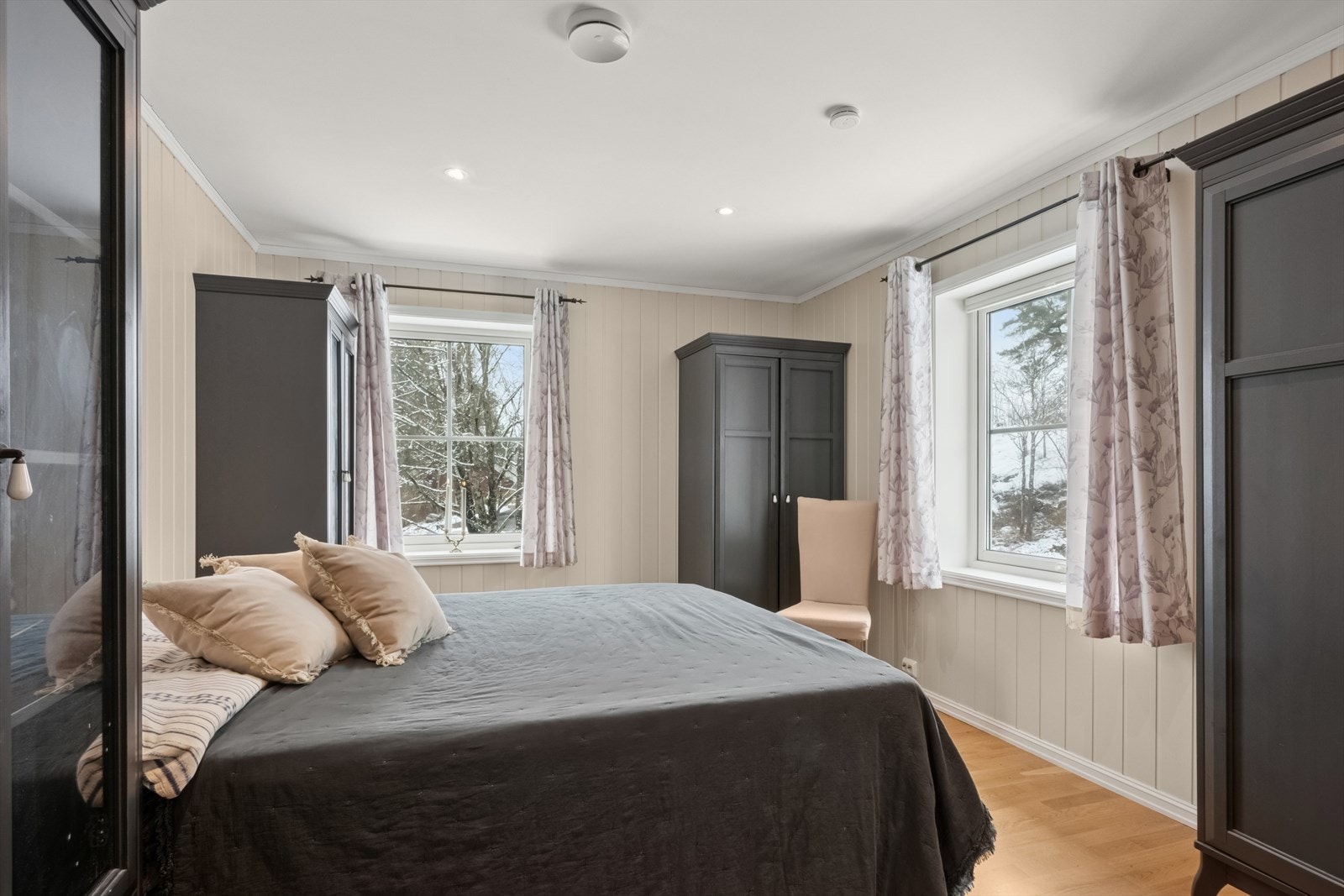 Videre byr boligen på fire soverom, hvor to er beliggende i første etasje og to i boligens andre etasje. Alle fire soverommene har god plass til seng med tilhørende møblement for å skape de soverommene du selv ønsker. Galleribilde