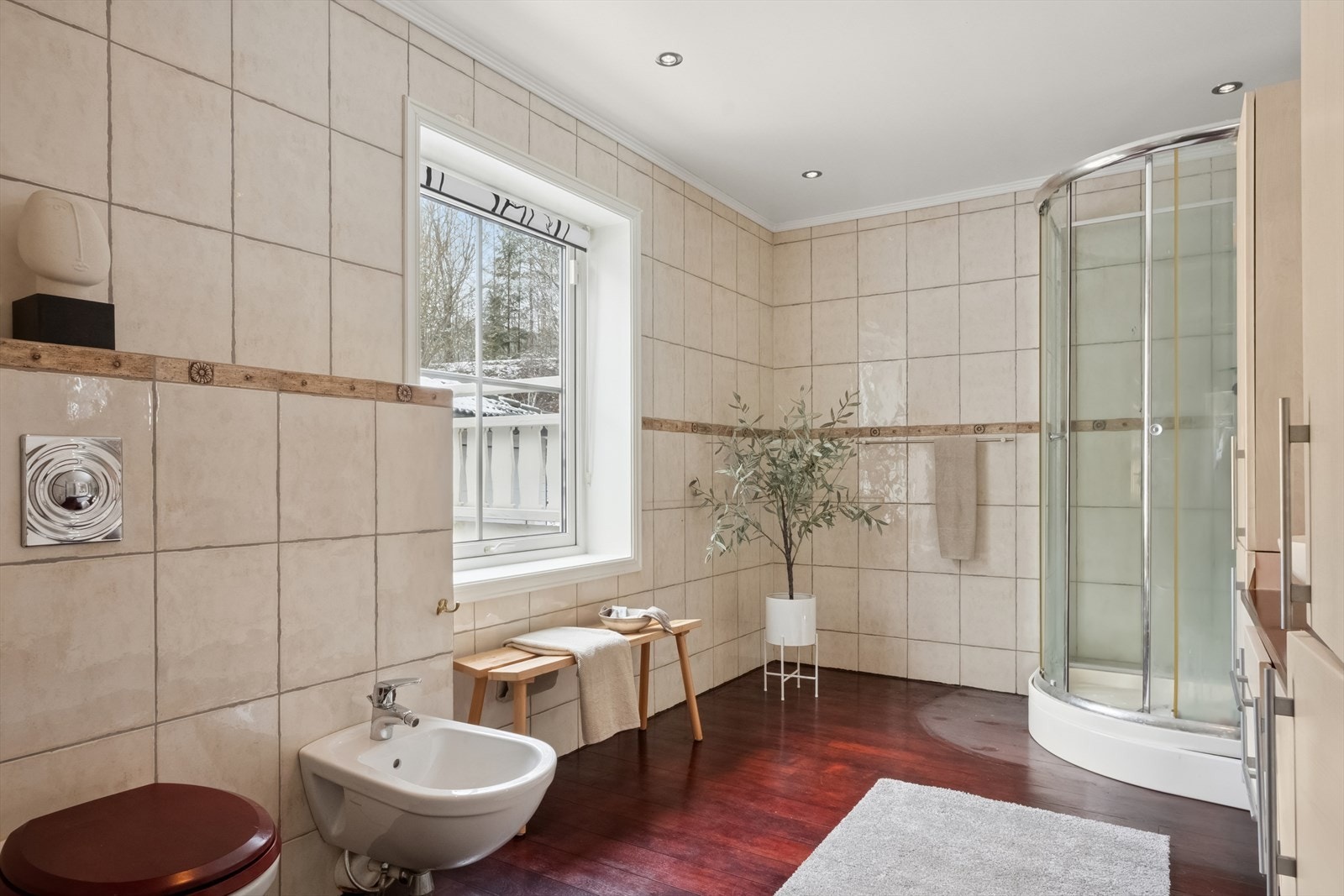 Boligen har tre baderom og et vaskerom. Det gjøres oppmerksom på at det ene baderommet fremkommer ikke på godkjente tegninger, og er opprinnelig del av et soverom - se pkt. ferdigattest for mer informasjon. Galleribilde