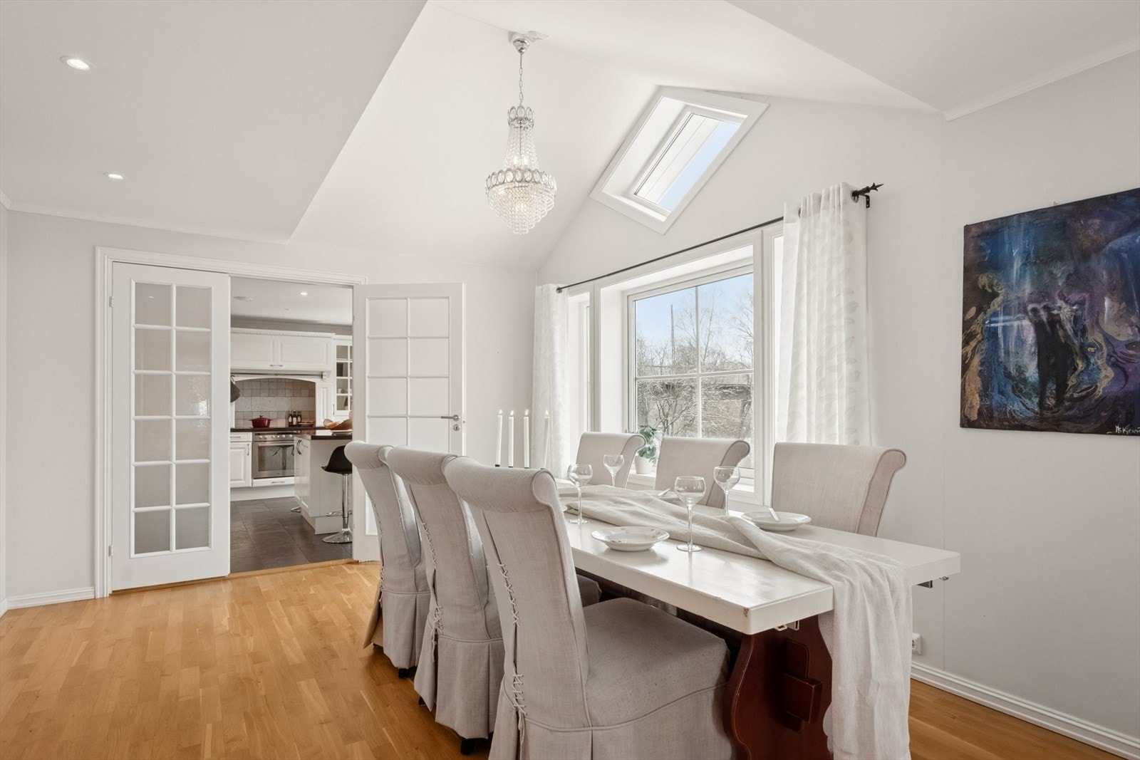 Den gode takhøyden i deler av stuen gjør at rommet føles mer luftig. Galleribilde