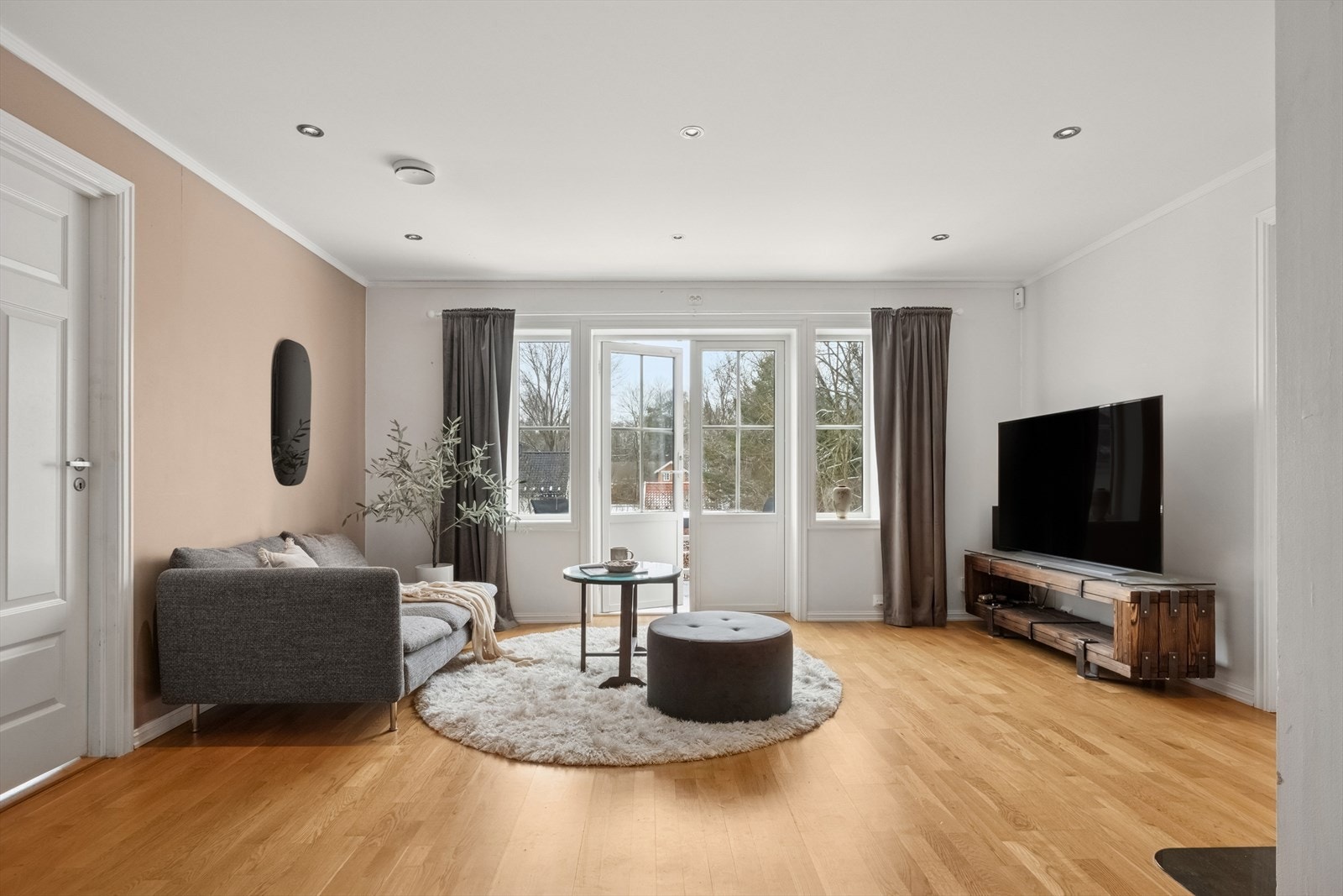 Herifra er det utgang til pent opparbeidet uteområde. Galleribilde