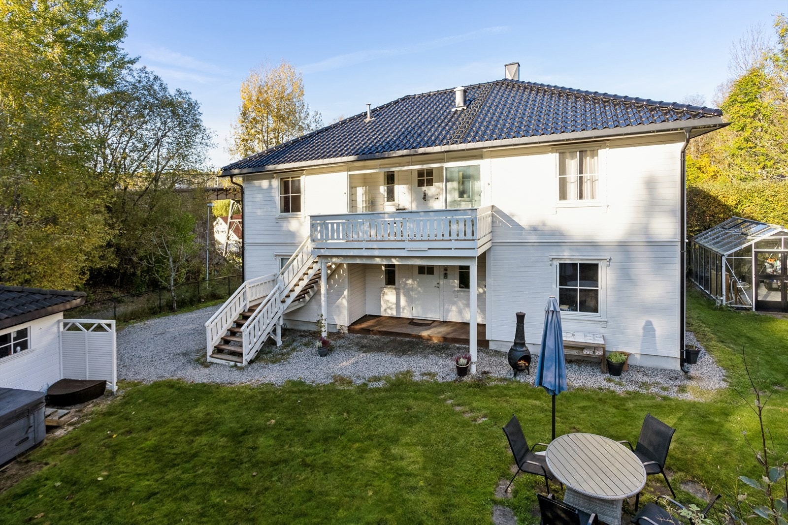 Utvendig er det etablert trapp, slik at det også er adkomst til boligen fra bakkeplan, via trapp og inn i andre etasje. Dette er et søknadspliktig tiltak, som ikke er søkt om eller godkjent hos kommunen. Galleribilde