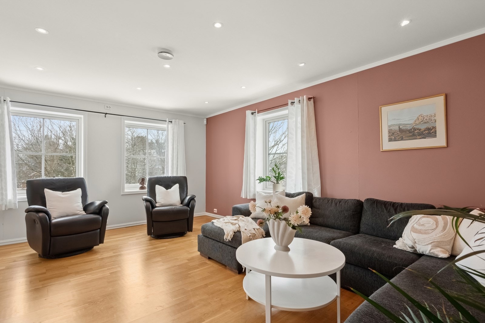 Overflatene er lysmalte vegger, himling er lyssatt med downlights og pent gulv. Gjennom vindusflatene slippes det inn naturlig lys som gir en god atmosfære i rommet. Galleribilde