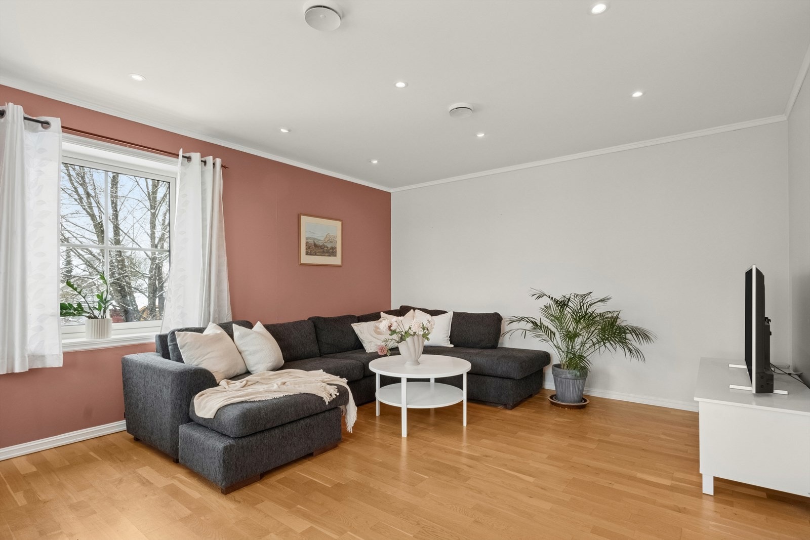 Boligen byr på lyse og luftige oppholdsrom. Galleribilde