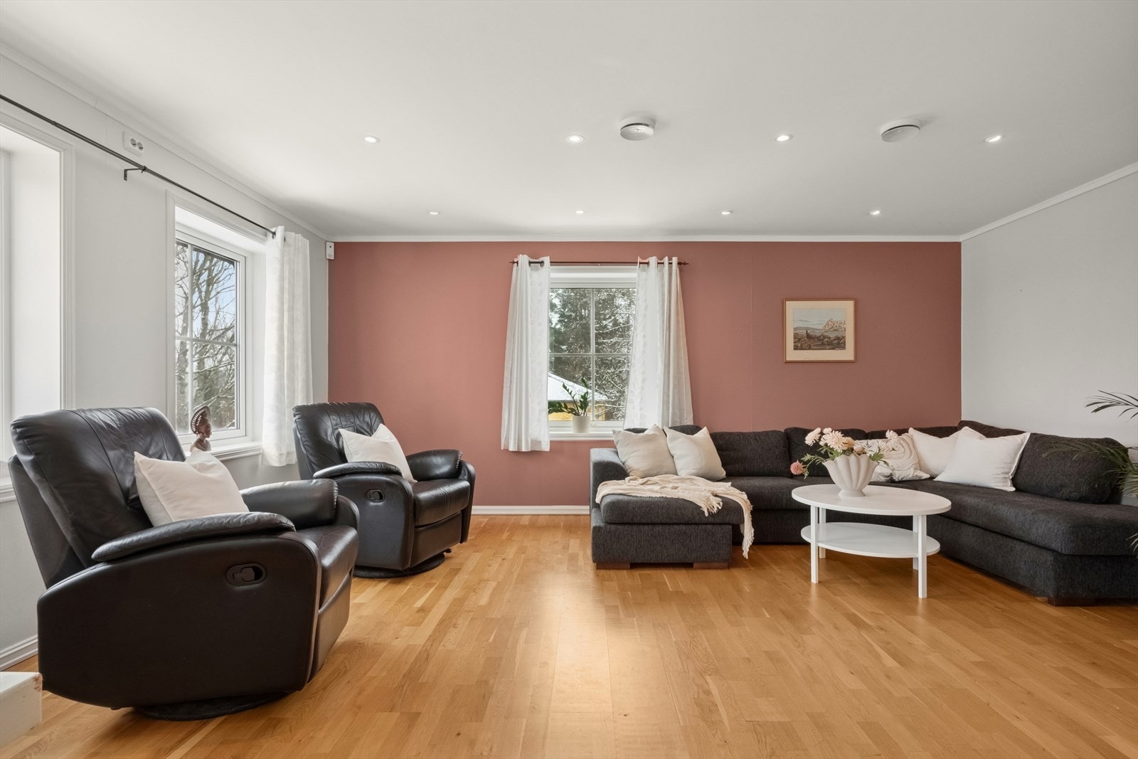 Hovedstuen er beliggende i andre etasje, og har god plass til sofa med tilhørende møblement for å skape den stuen du selv ønsker. Galleribilde