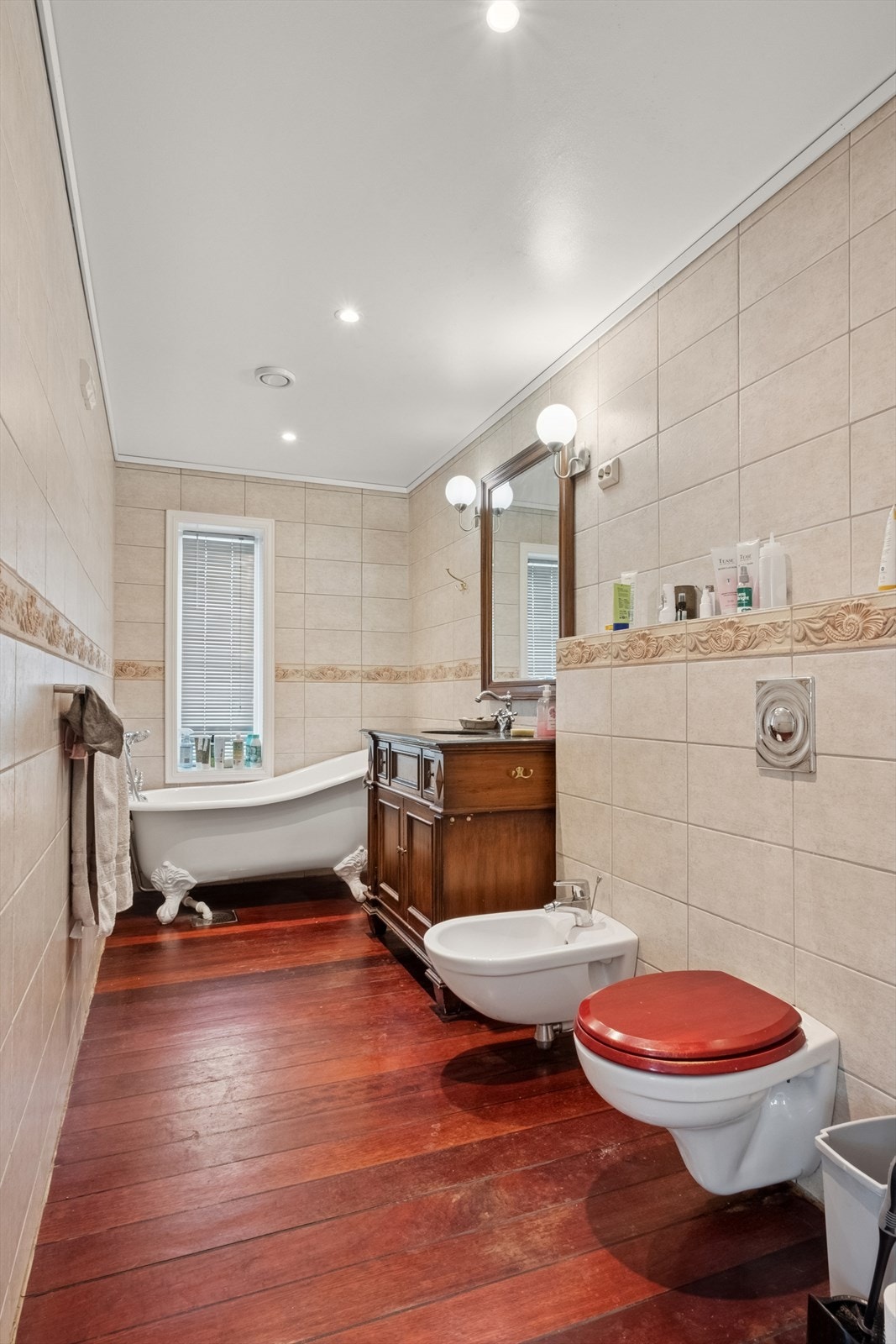 Det andre baderommet er beliggende i andre etasje, like ved stuen. Videre er rommet utstyrt med baderomsinnredning med heldekkende servant og underskap med skuffer og dører, veggmontert toalett, bidé og badekar. Galleribilde