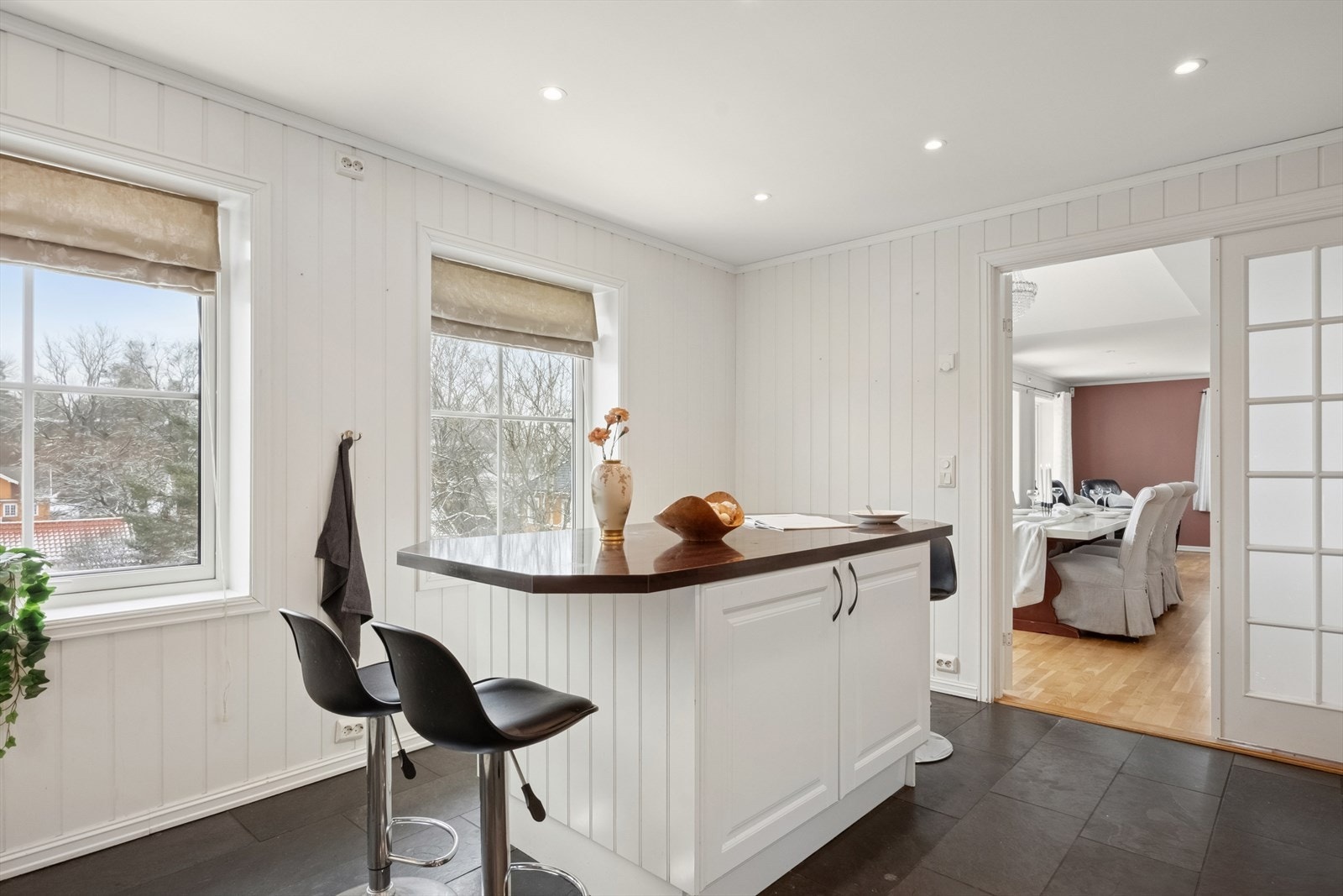 Kjøkkenet har en åpen løsning med kjøkkenøy, som gjør kjøkkenet til et sosialt samlingspunkt med matlaging. Galleribilde