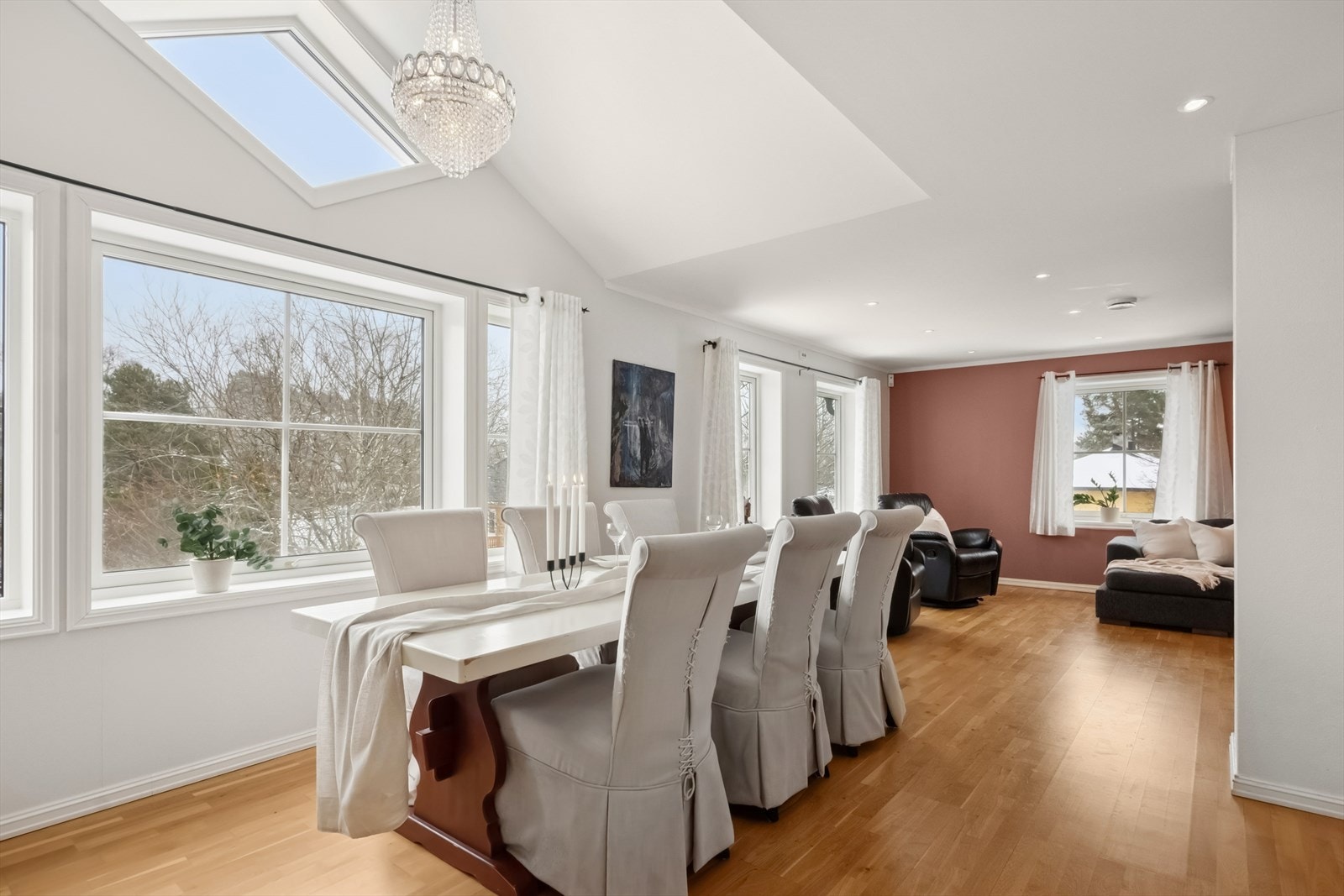 Dette er en herskapelig familiebolig over to plan, med en innholdsrik og svært godt utnyttet planløsning. Boligen er fra 2008, holder en gjennomgående standard fra byggeår. Her kan du flytte rett inn. Galleribilde