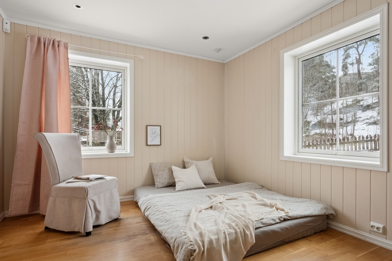 I tillegg er det et rom i første etasje som er bemerket som "kontor" men i dag innredet som soverom. Se pkt. ferdigattest for mer informasjon. Galleribilde