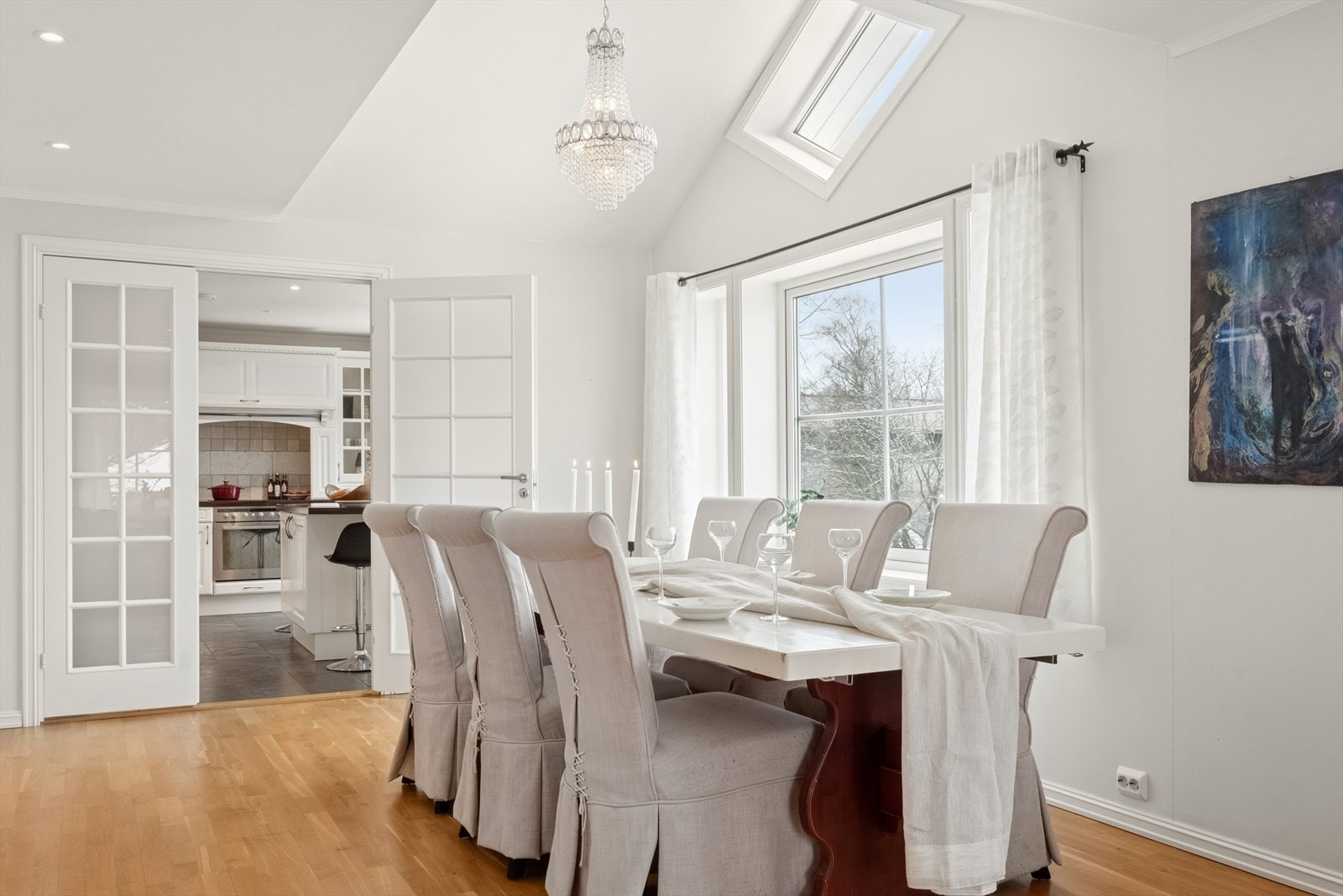 I tilknytning til kjøkkenet kan spisestuen enkelt plasseres. Her kan gode måltider og hyggelig selskap tilbringes. Galleribilde