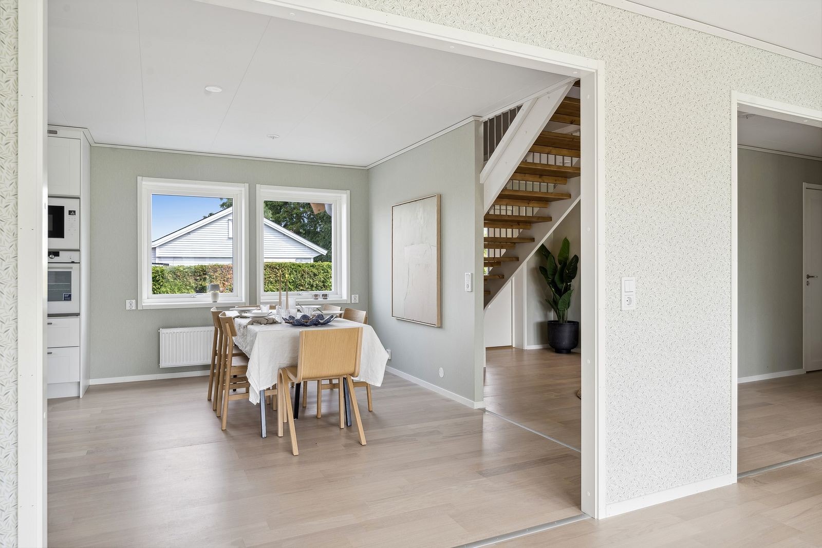 Fra entré går man videre inn i stuen og delvis åpen kjøkkenløsning. Galleribilde