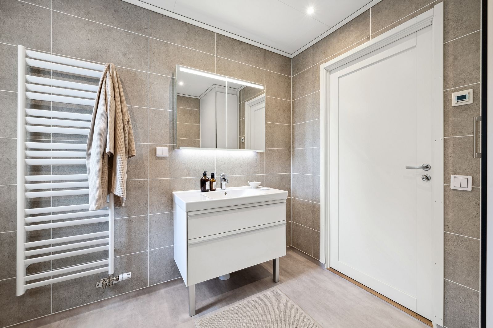 Det er montert håndkletørker med vannbåren varme Galleribilde