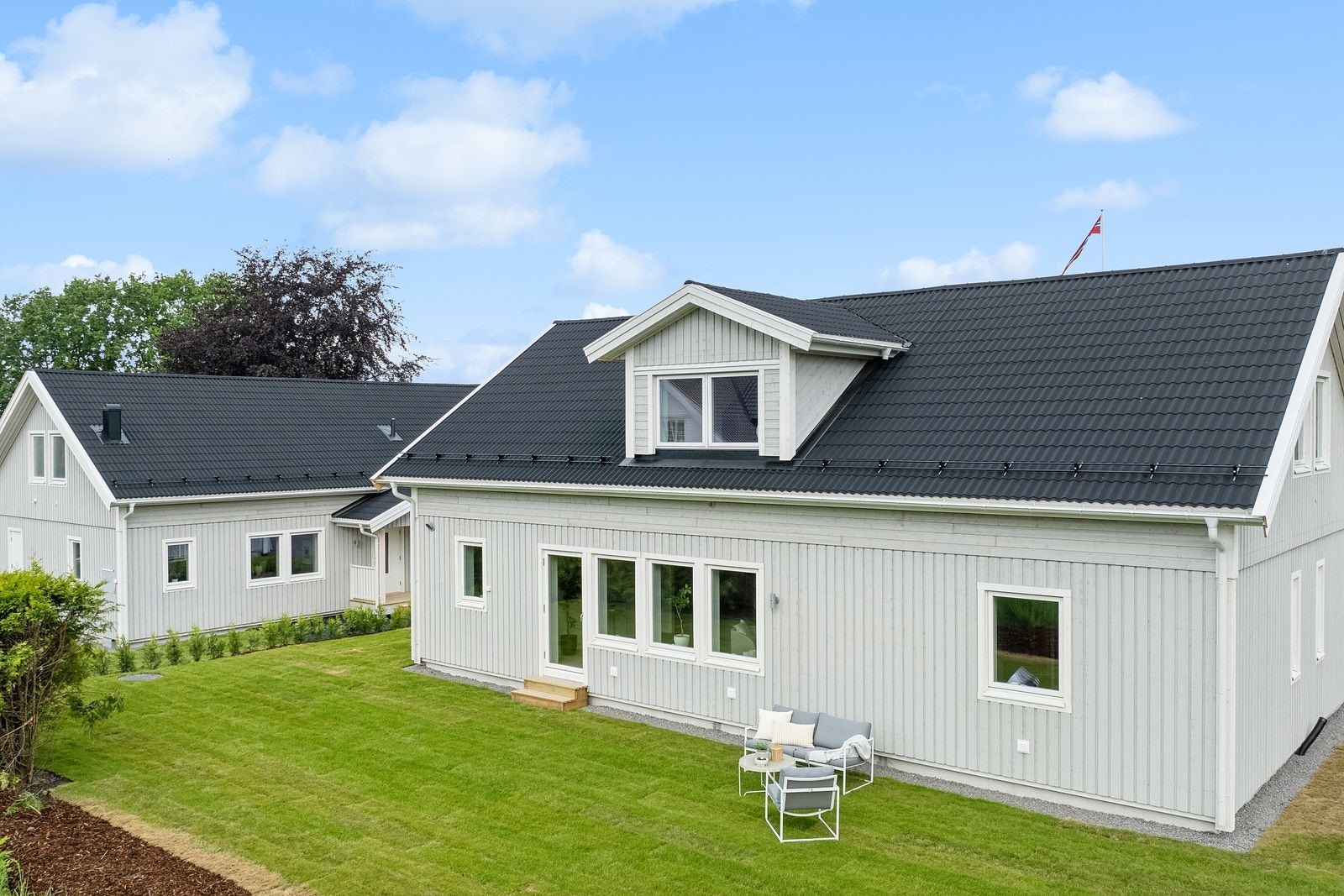 Opparbeidet hage. Bildet er fra hagesiden av Østbyveien 24 B Galleribilde