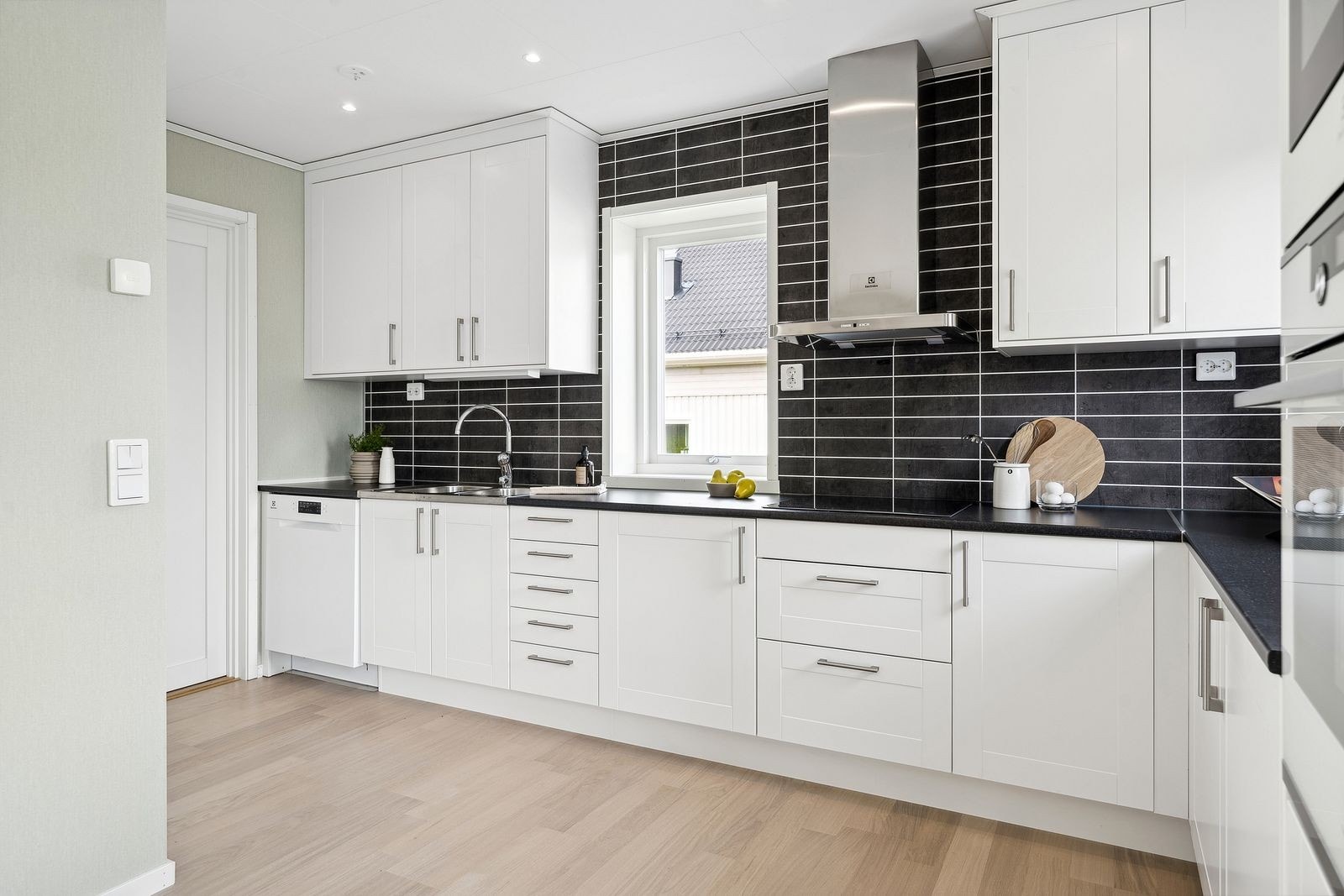 Romslig kjøkken med gode løsninger. Rikelig med skapplass Galleribilde