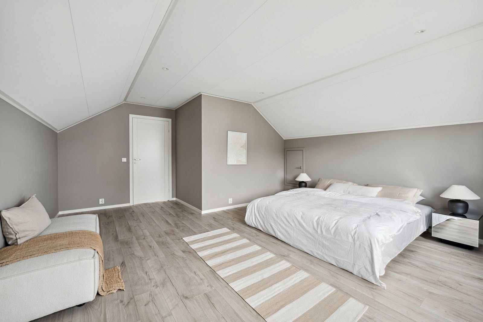 Stort og luftig soverom i 2.etg Galleribilde