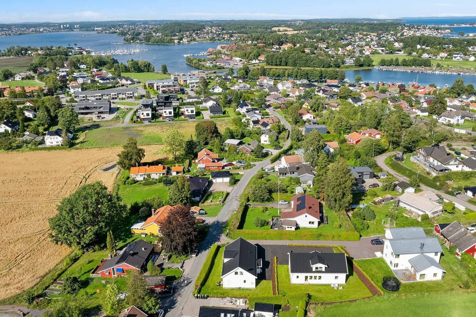 Kommer man litt opp i høyden ser vi boligenes flotte beliggenhet Galleribilde