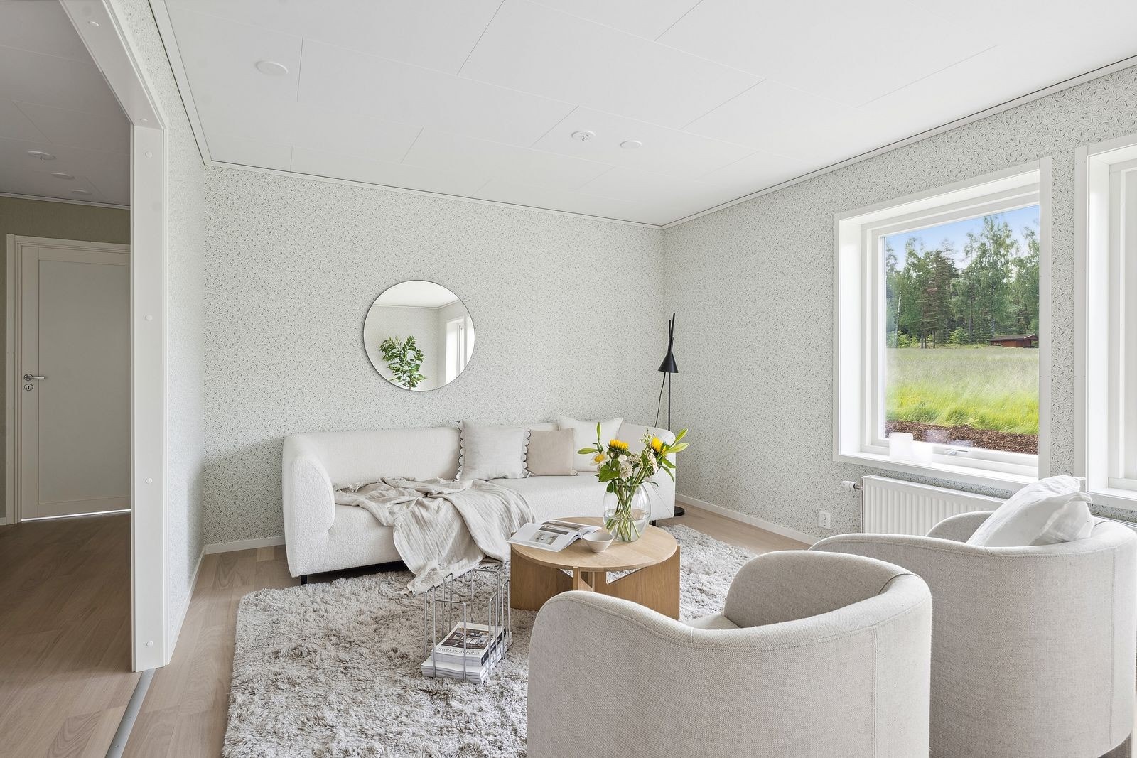 Lys stue med utgang til hagen Galleribilde