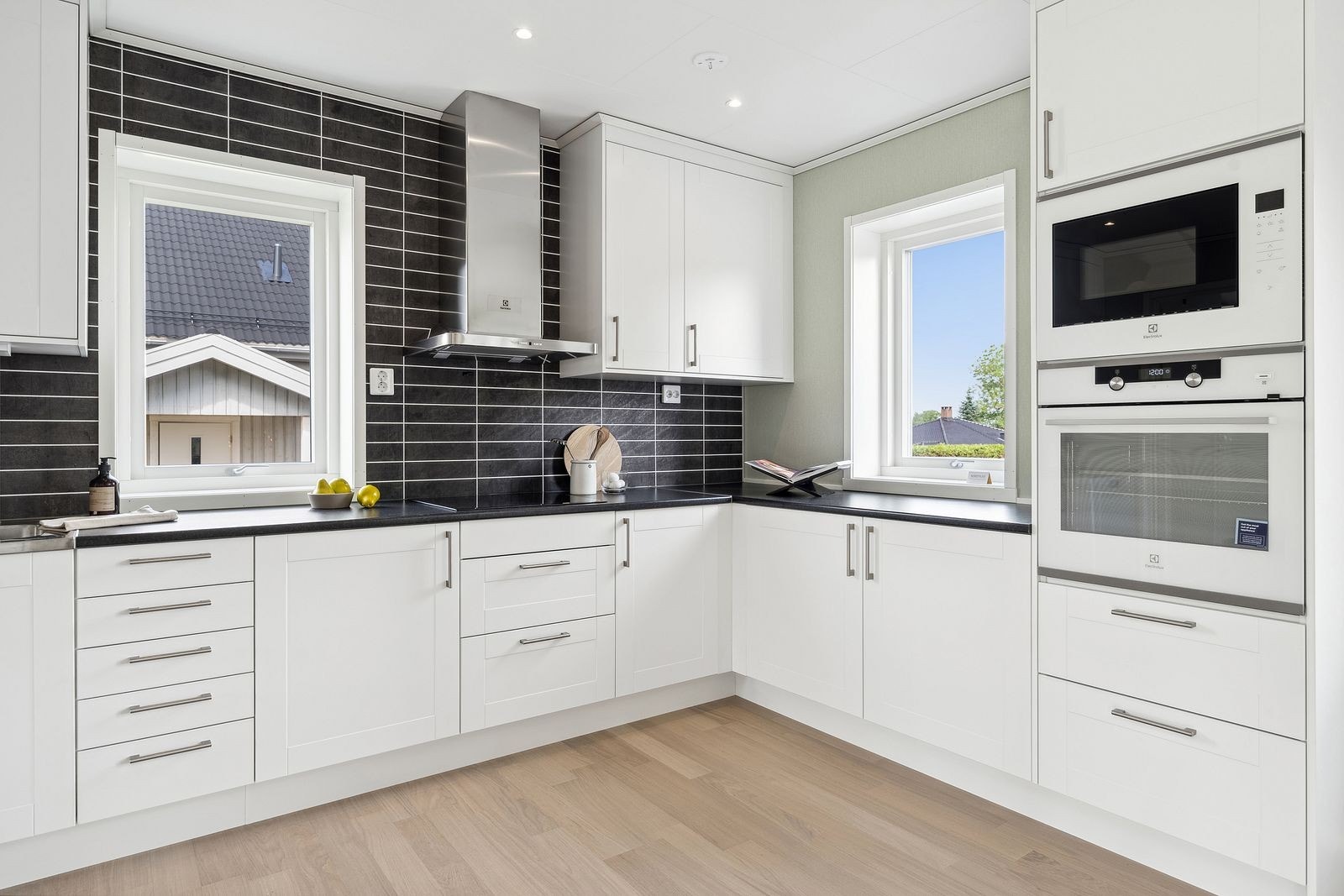 Kjøkken med integrerte hvitevarer Galleribilde