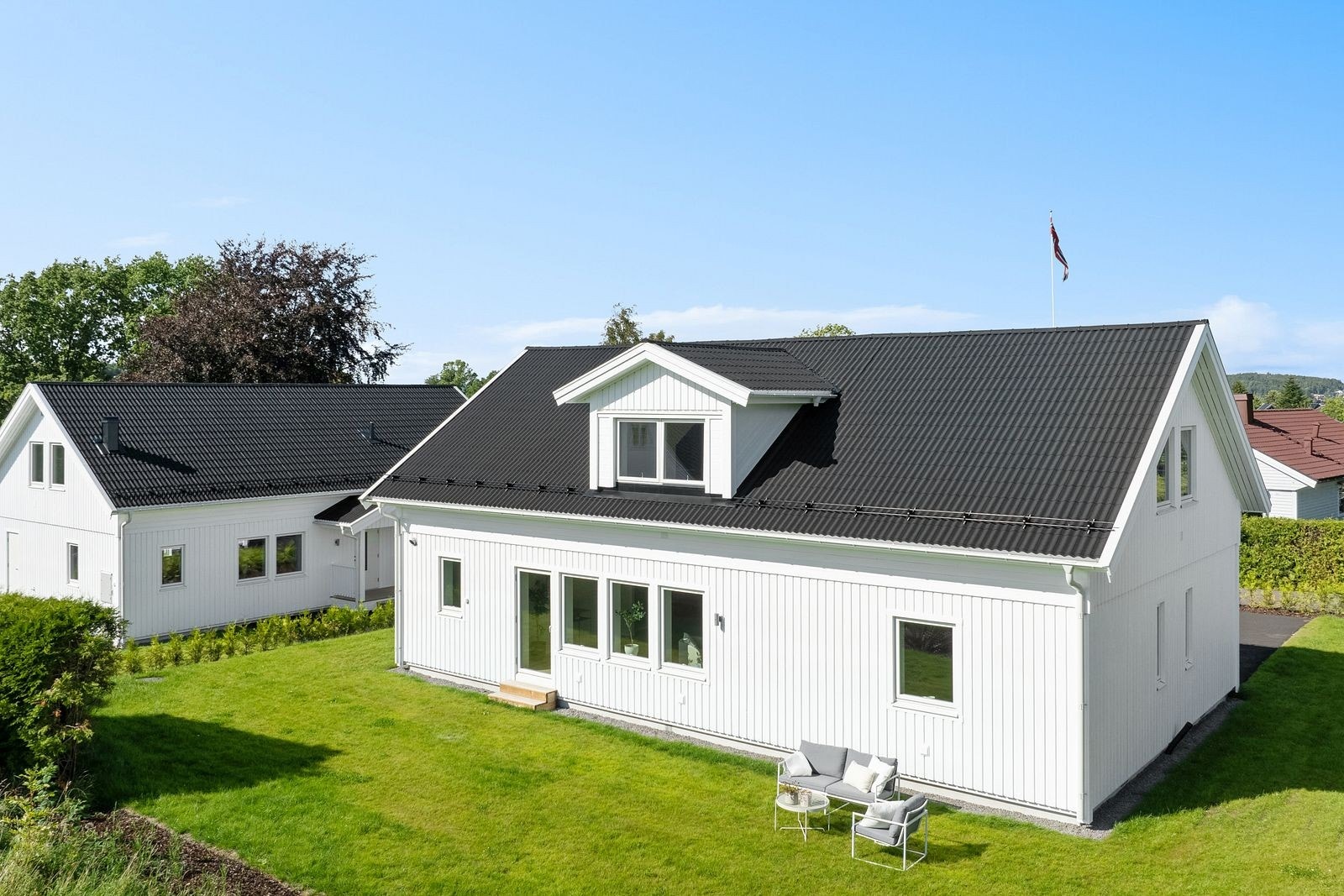 Boligene er beliggende i rolig og attraktiv område med kort vei til strand og båthavn Galleribilde