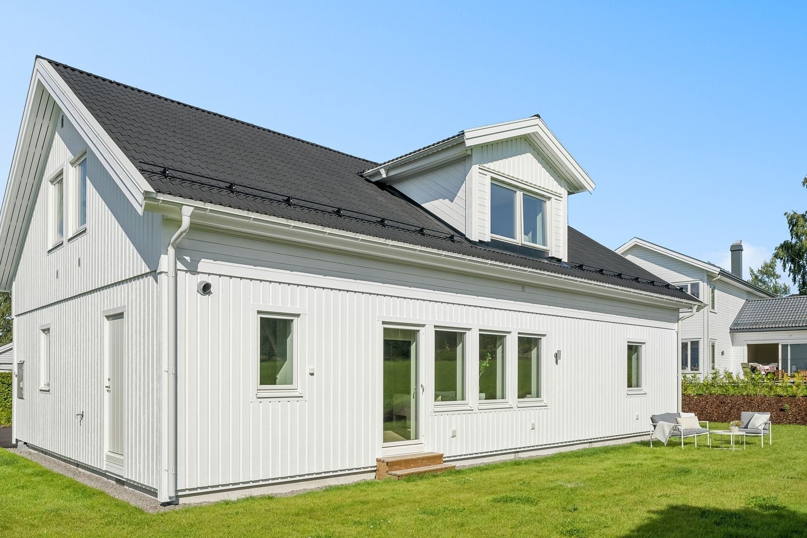 Flott hage med plen og direkte utgang fra både stuen og vaskerom. Galleribilde