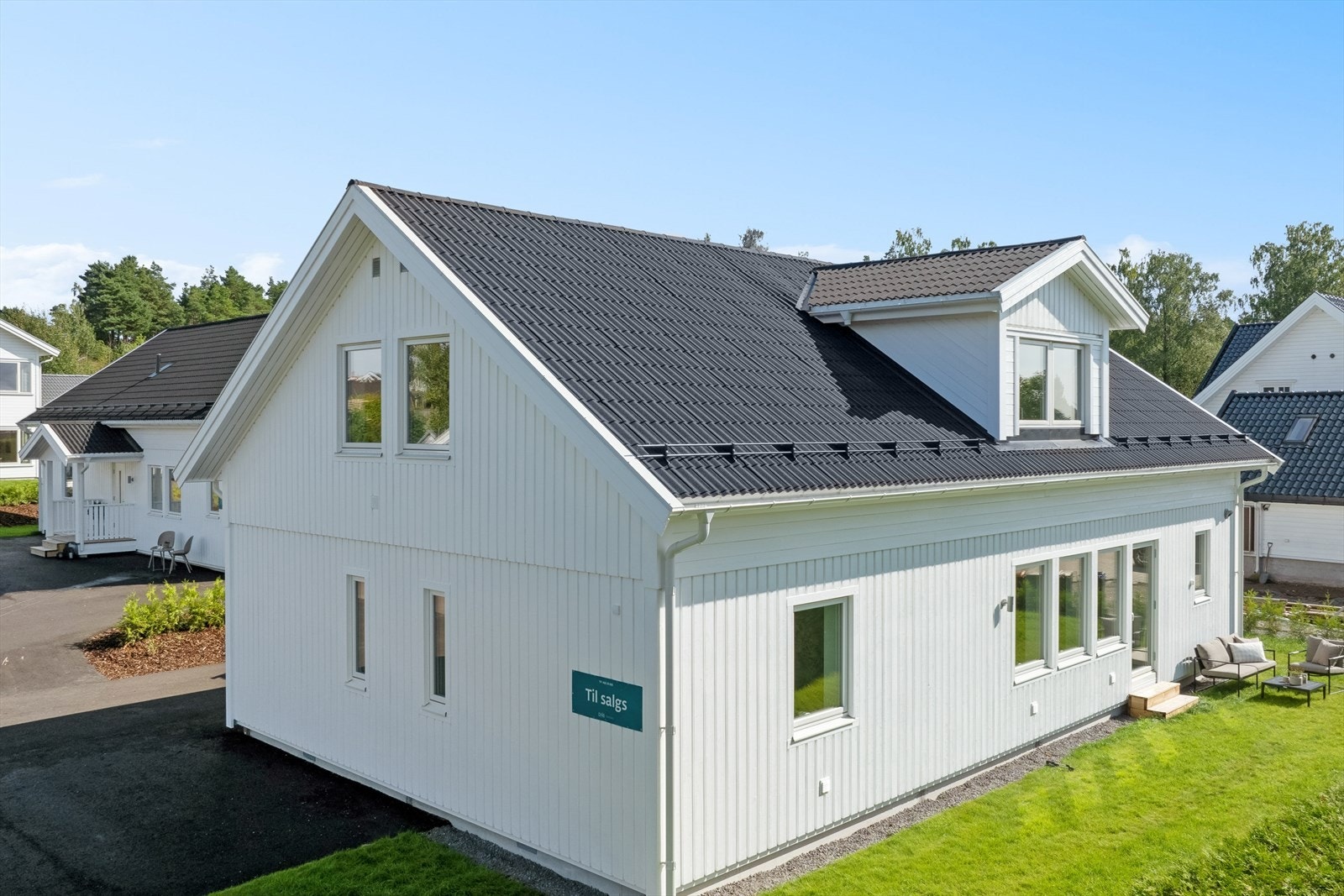 Boligene er nymalt og har flotte uteområder med plen og busker. Galleribilde