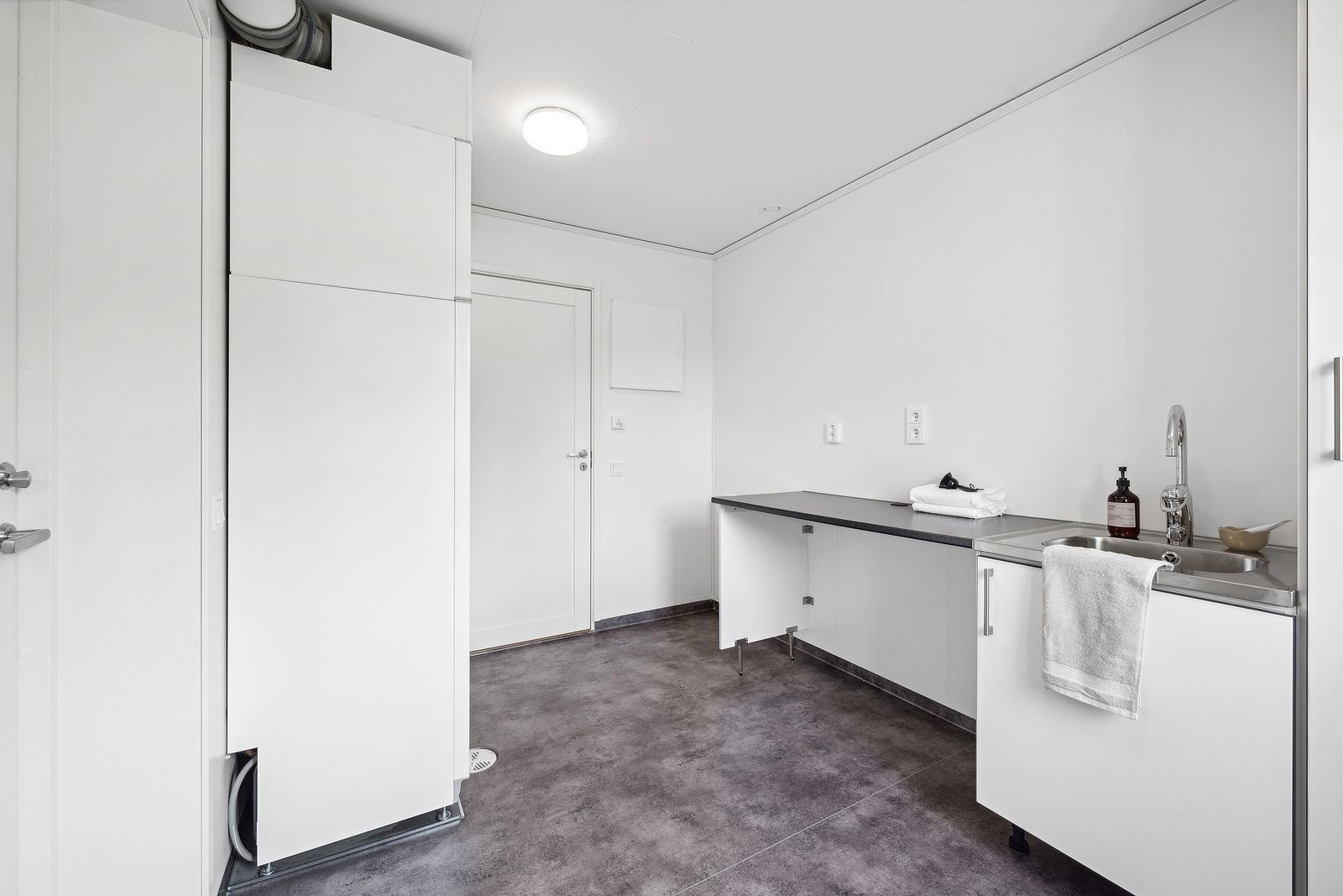 Vaskerommet har inngang fra hagen og kjøkken. Galleribilde