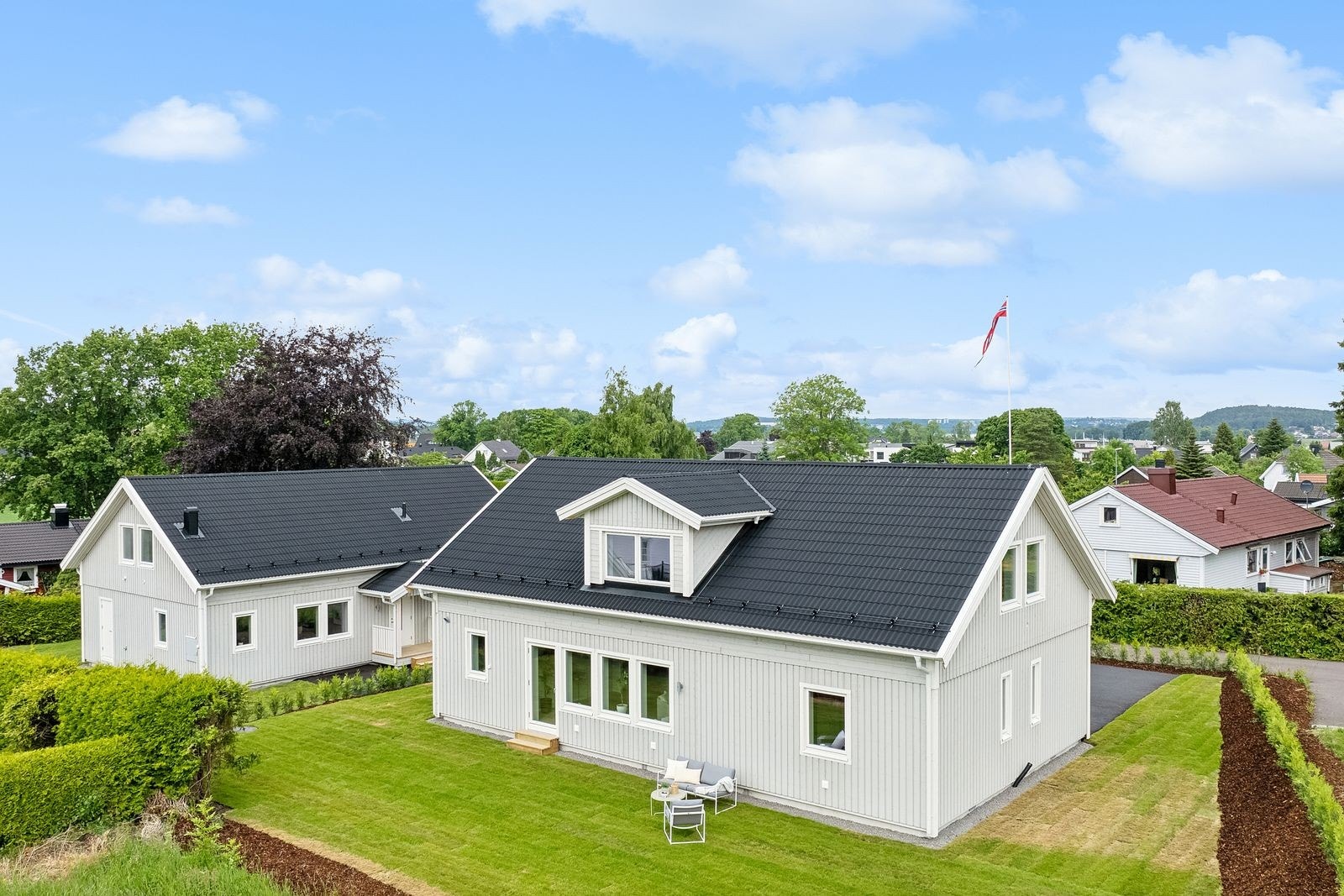 Uteområdene er pent opparbeidet med ferdigplen og busker. Galleribilde