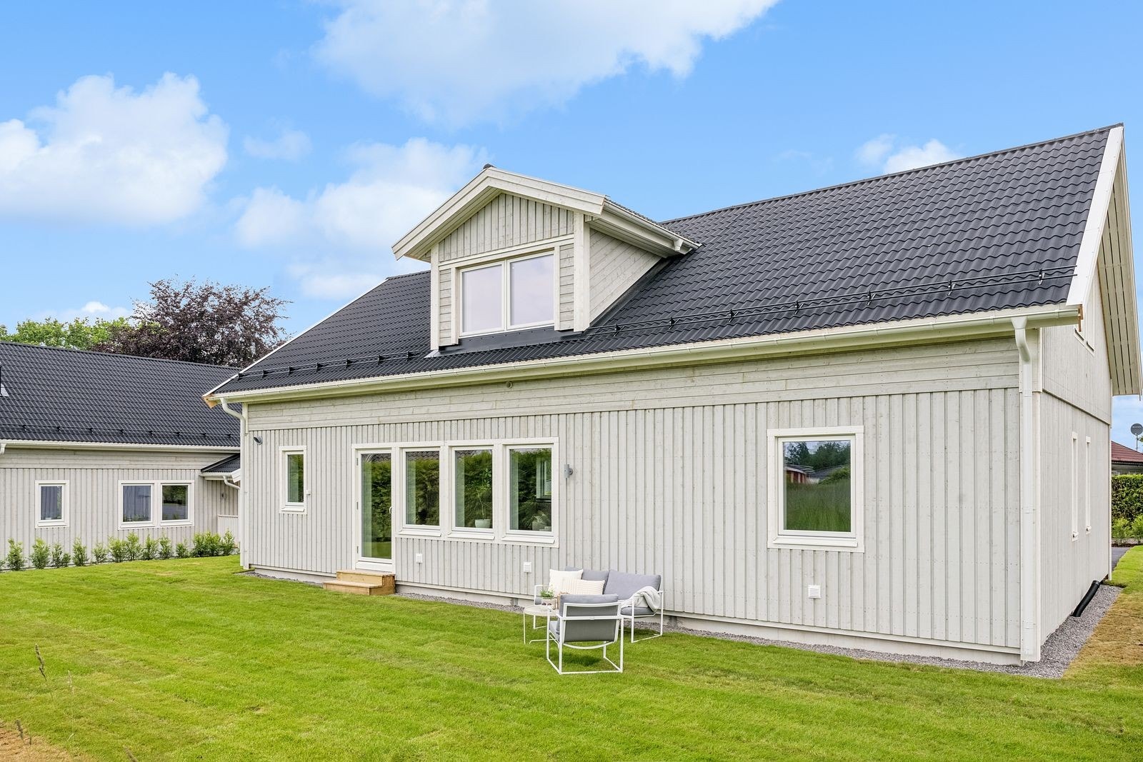 Fra stuen er det utgang til pent opparbeidet hage Galleribilde