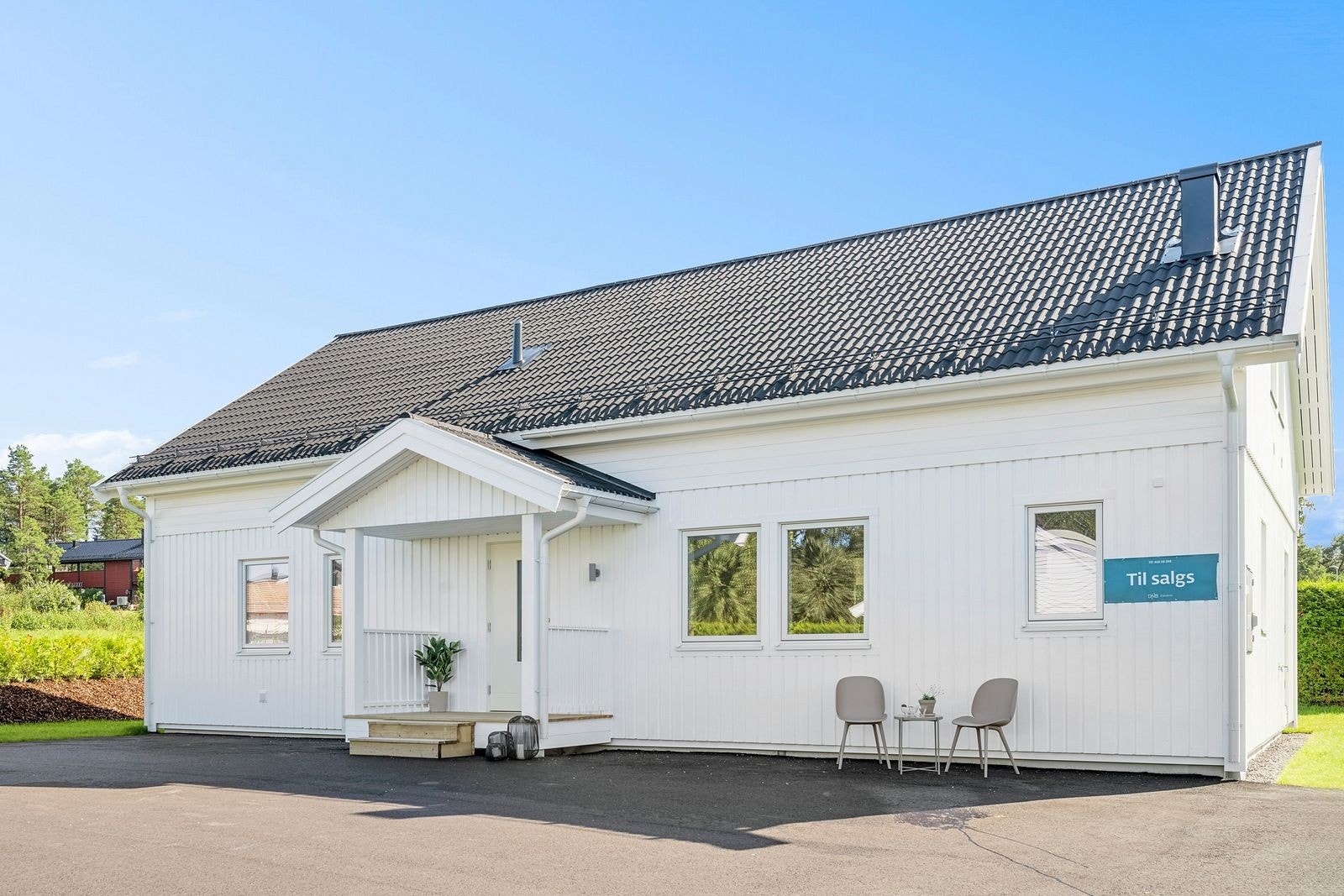 Boligene ligger solrikt og usjenert til i Østbyveien med kort avstand til skole og butikk. Galleribilde