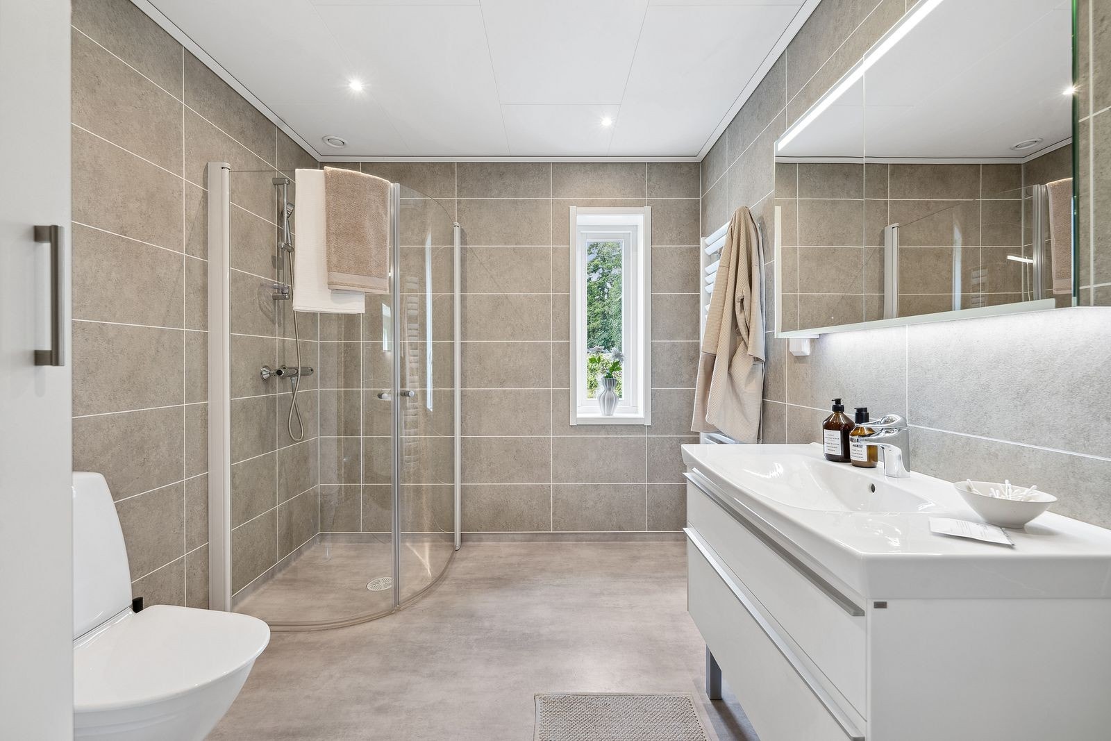 Bad med innfellbare dusjvegger Galleribilde