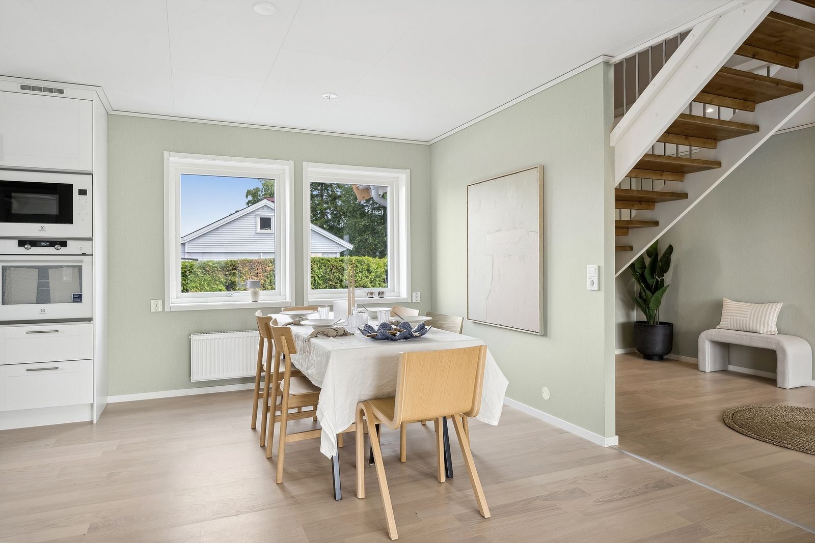 Romslig spiseplass på kjøkken. Galleribilde