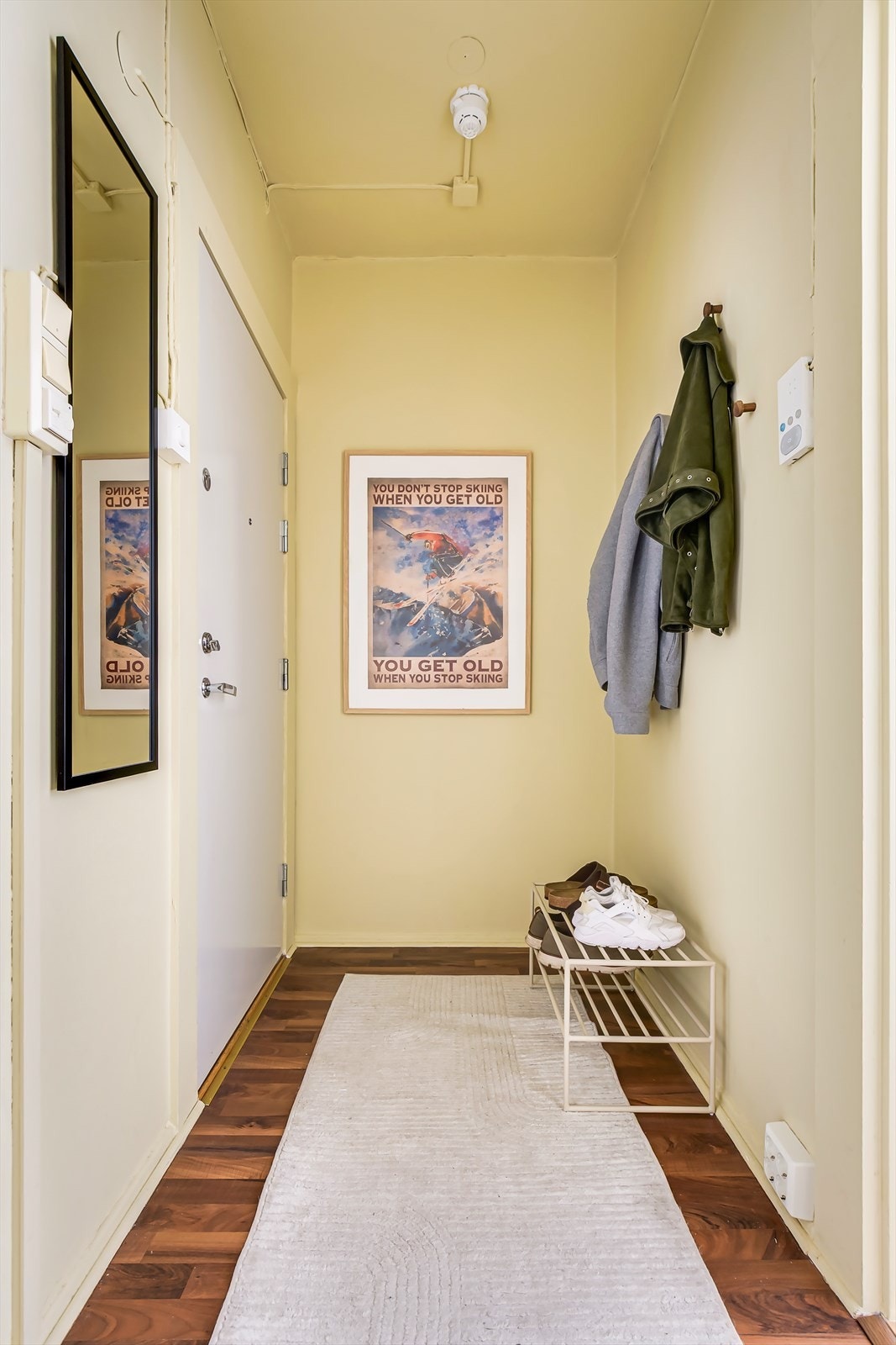 Inn i boligen ønskes du velkommen av en lys og trivelig entré med gode oppbevaringsmuligheter. Galleribilde