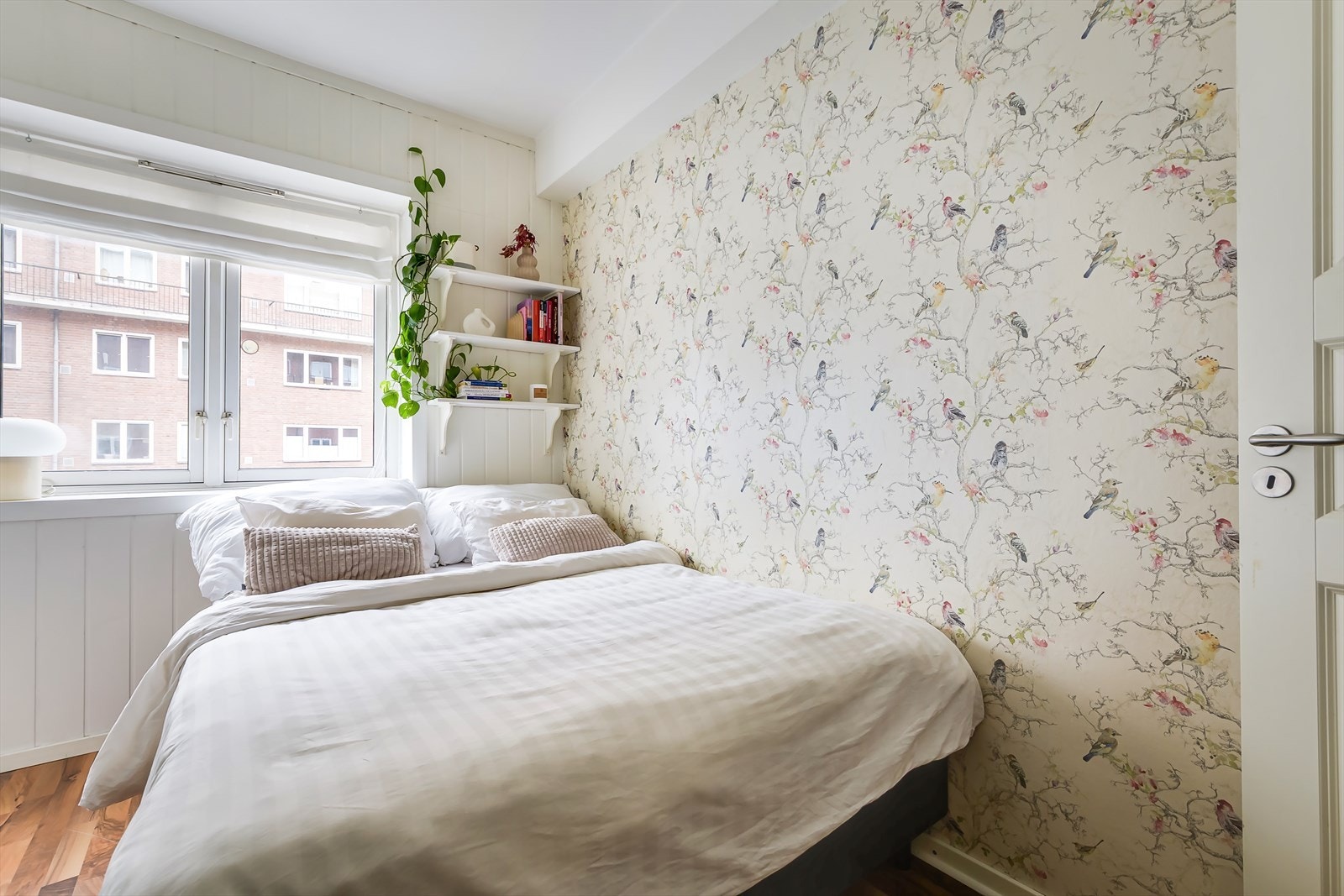 Vinduet på soverommet sørger for et godt, naturlig lysinnslipp som gir et lunt soverom. Galleribilde