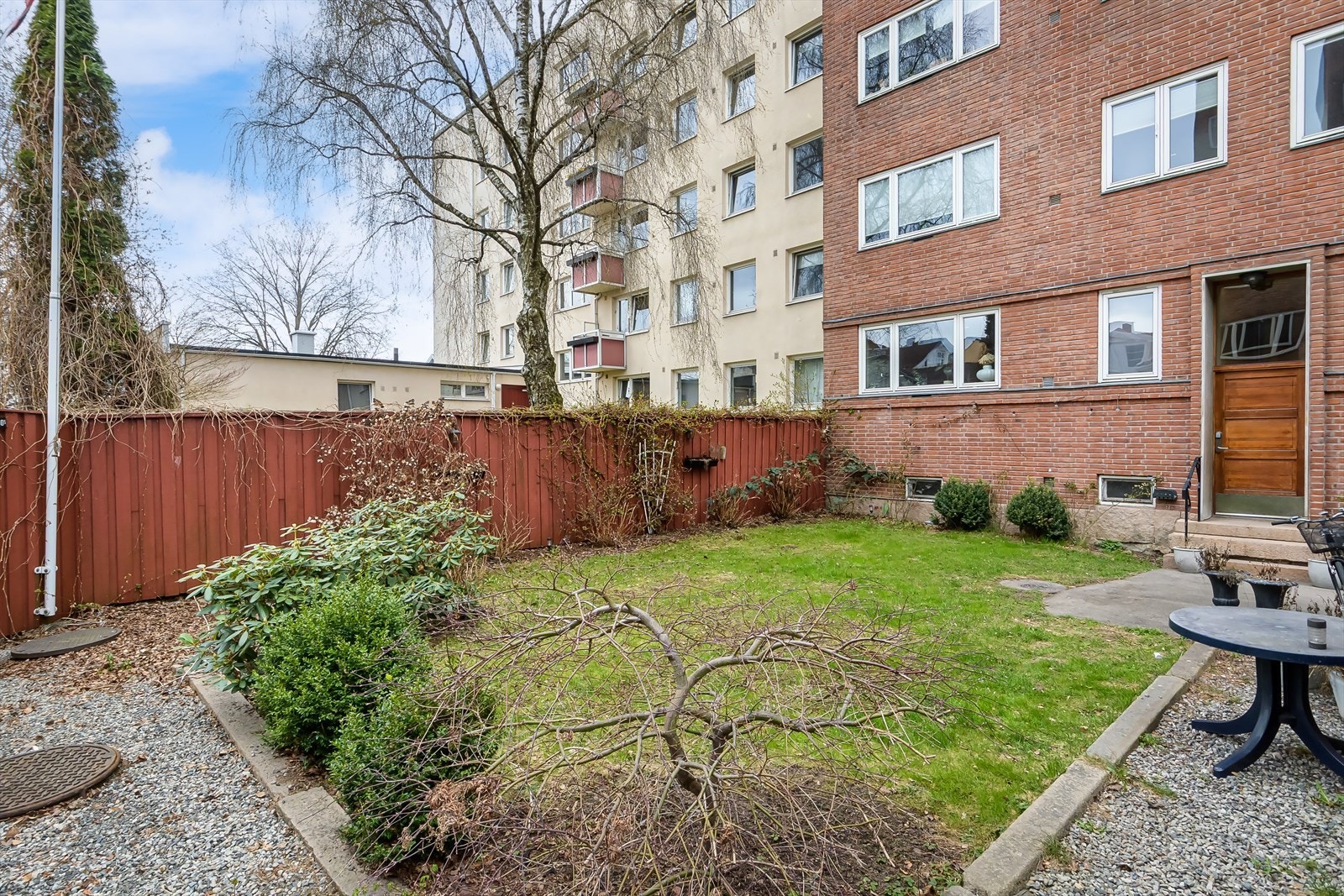 Borettslaget har en hyggelig beplantet bakgård. Galleribilde